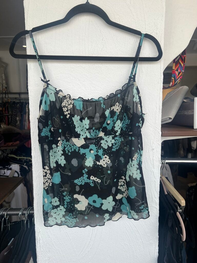 Darjeeling Top 40 Schwarz mit blauen und weißen Blumenmustern
