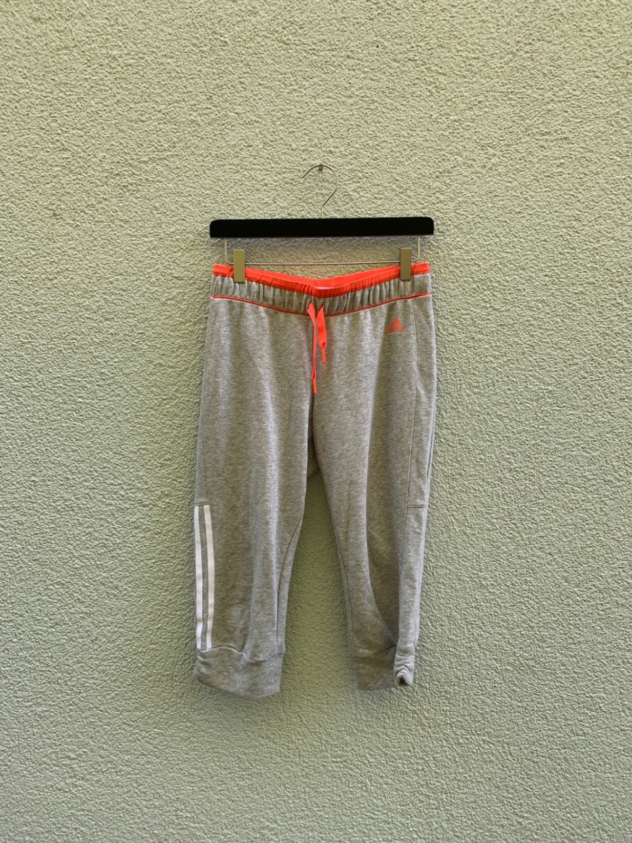 adidas Capri Jogger XS Grau mit neon Details