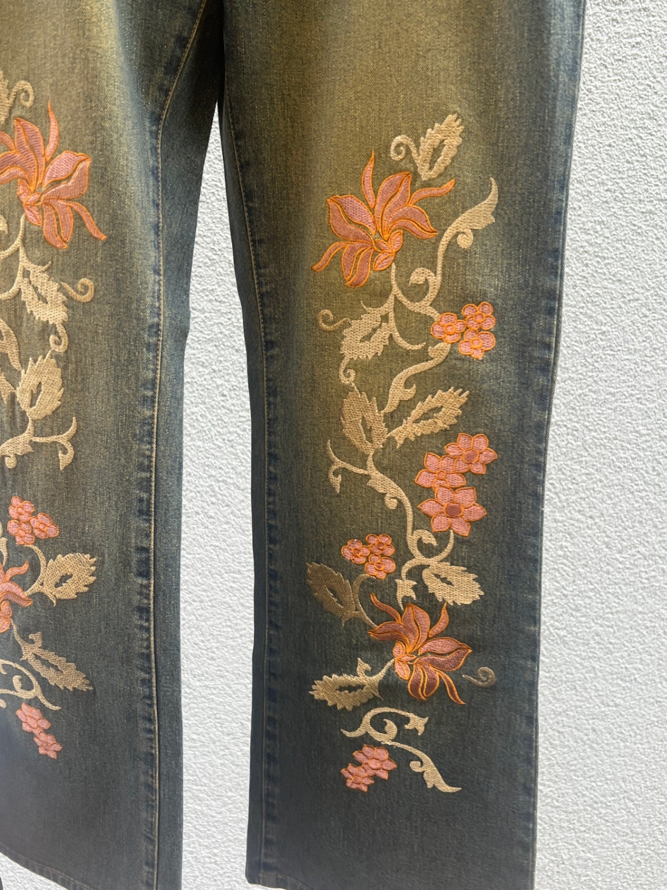 Leder emotion Jeans L Blau mit Blümchenstickerei in Rosa und Orange