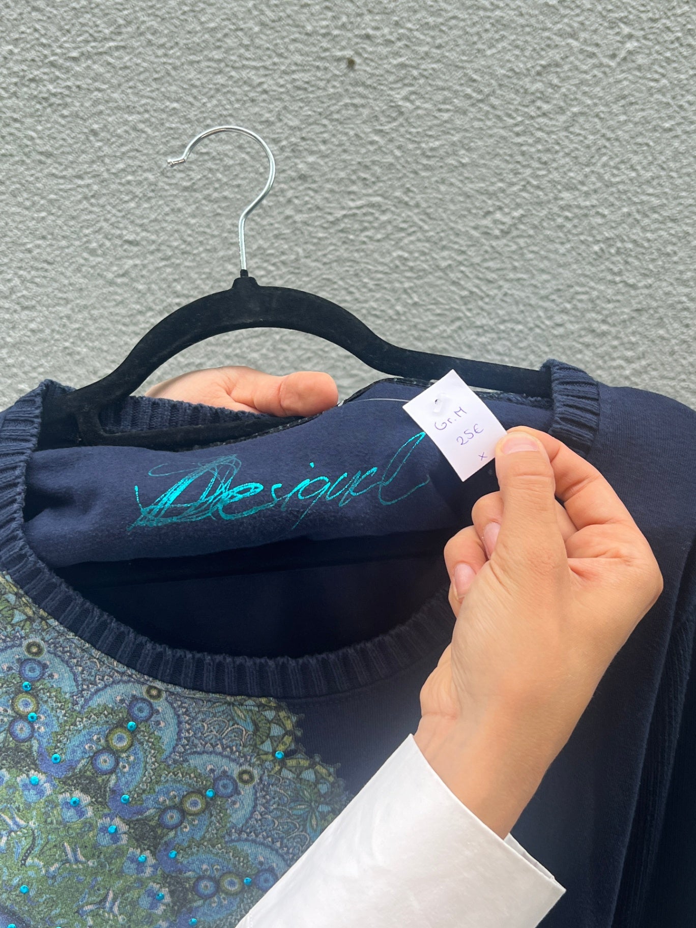 Pullover M Dunkelblau mit bunten Akzenten