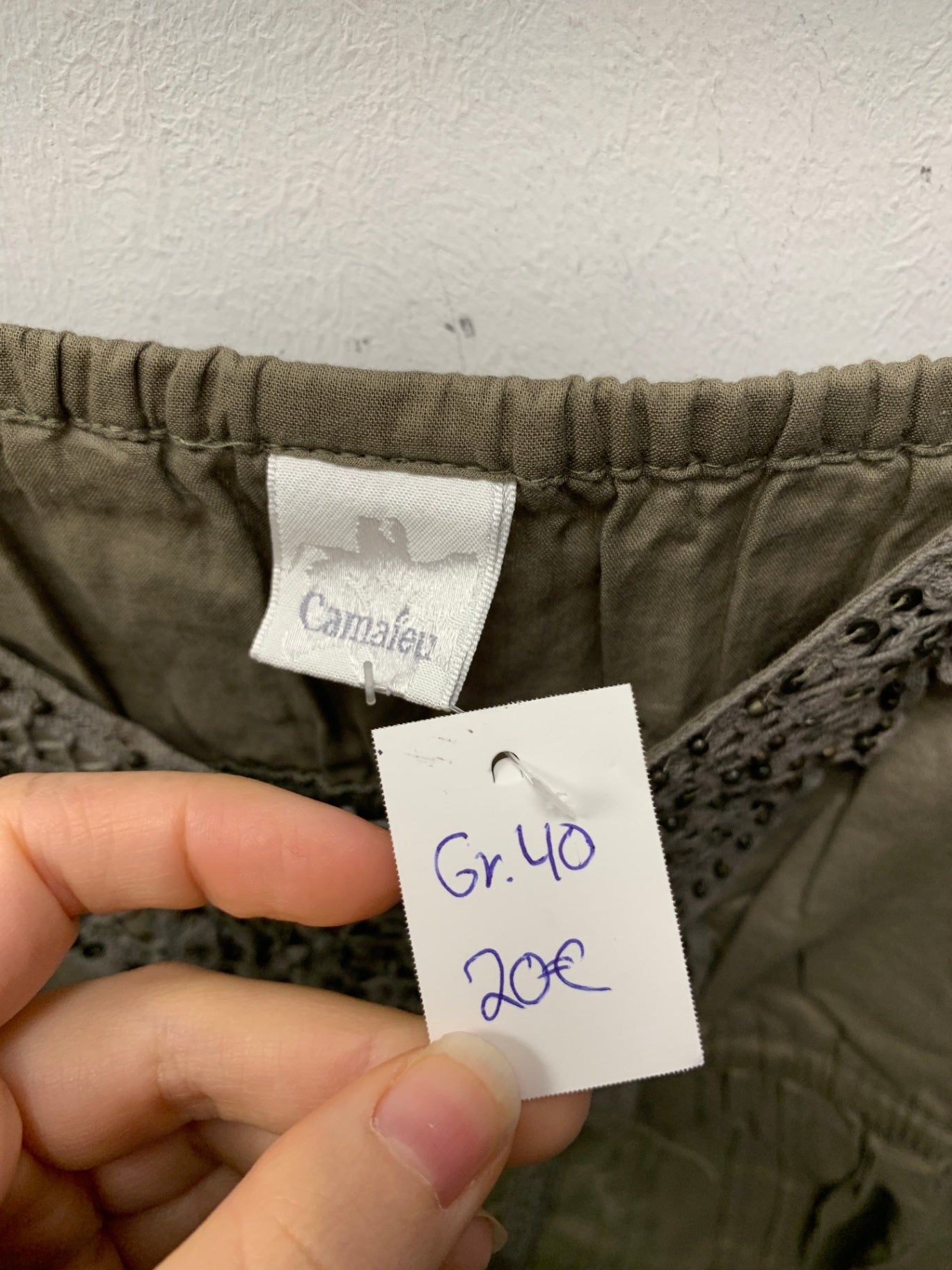 Camaieu Top 40 Olivgrün mit Perlen