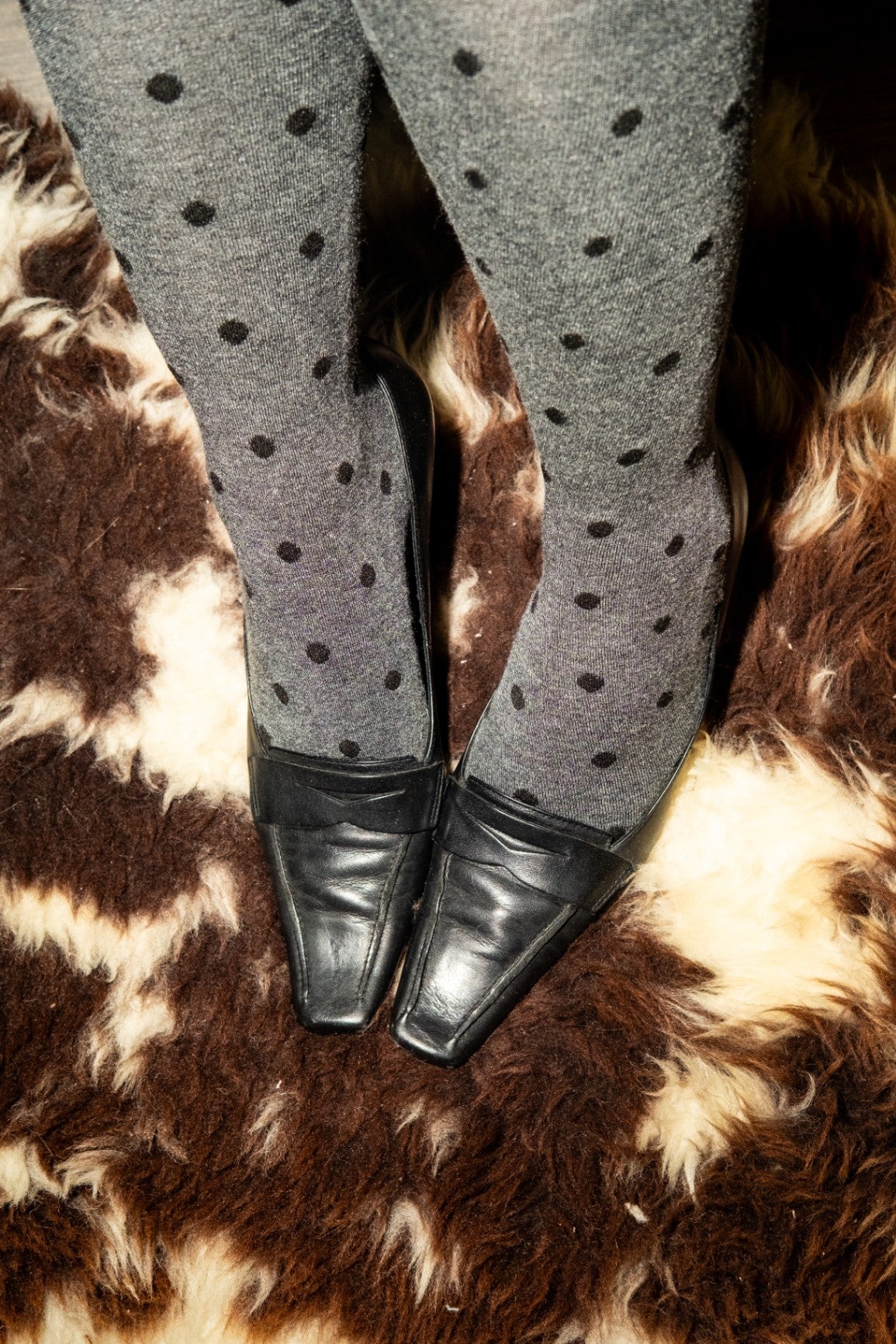 Kitten Heels Grau mit schwarzen Punkten