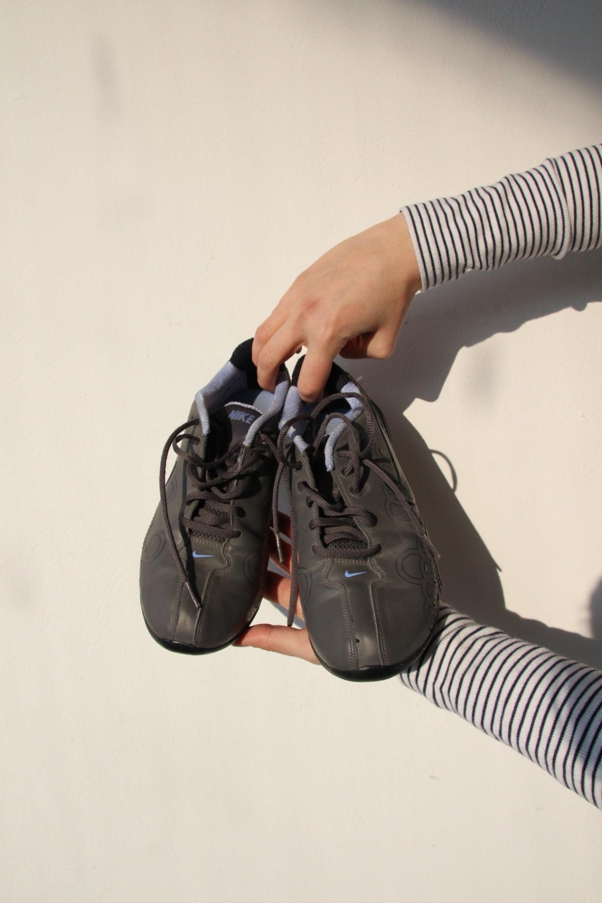 Nike Sportschuhe 40 Dunkelgrau und Schwarz mit Hellblau Akzenten