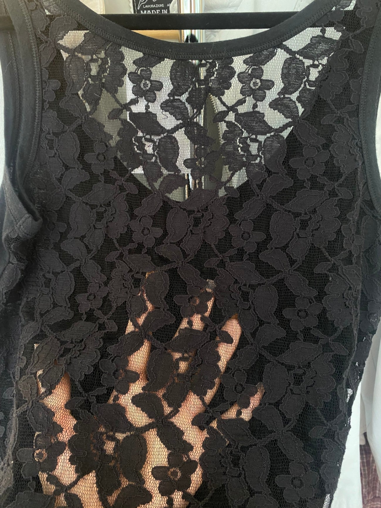 Top S Schwarz mit Spitze am Rücken