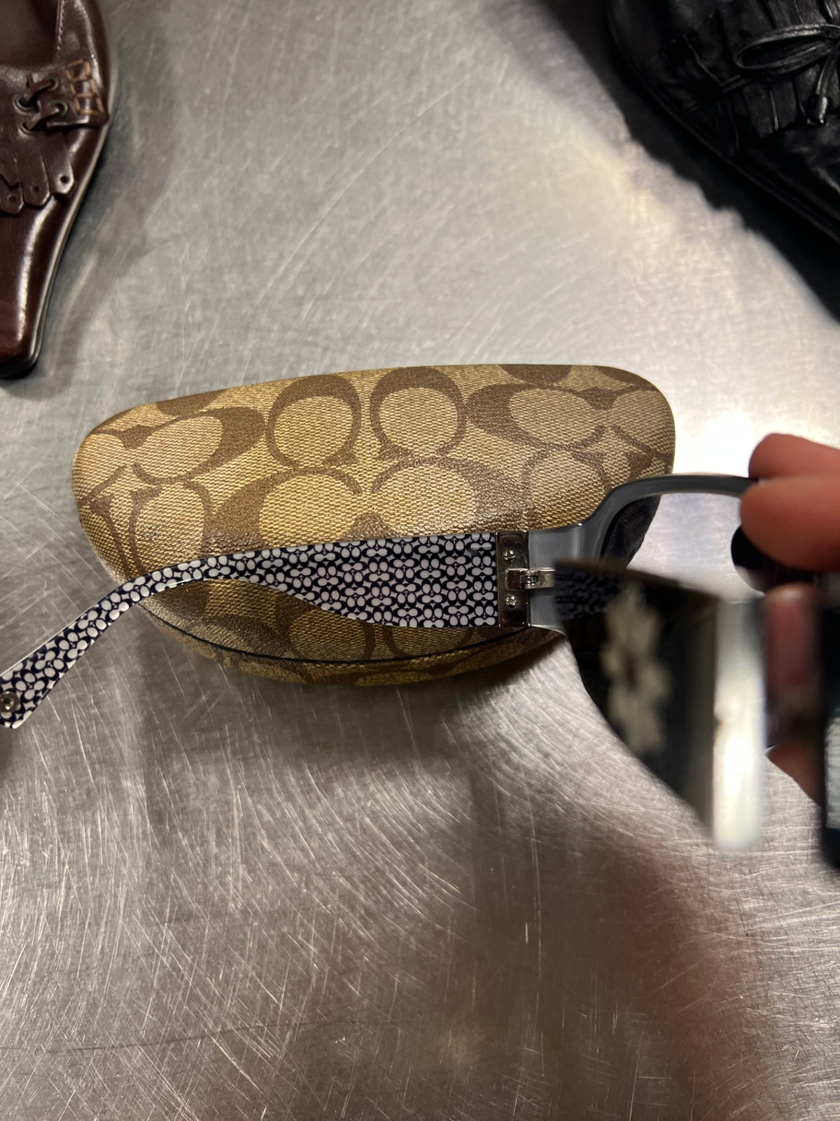 Coach Sonnenbrille L Schwarz und Creme