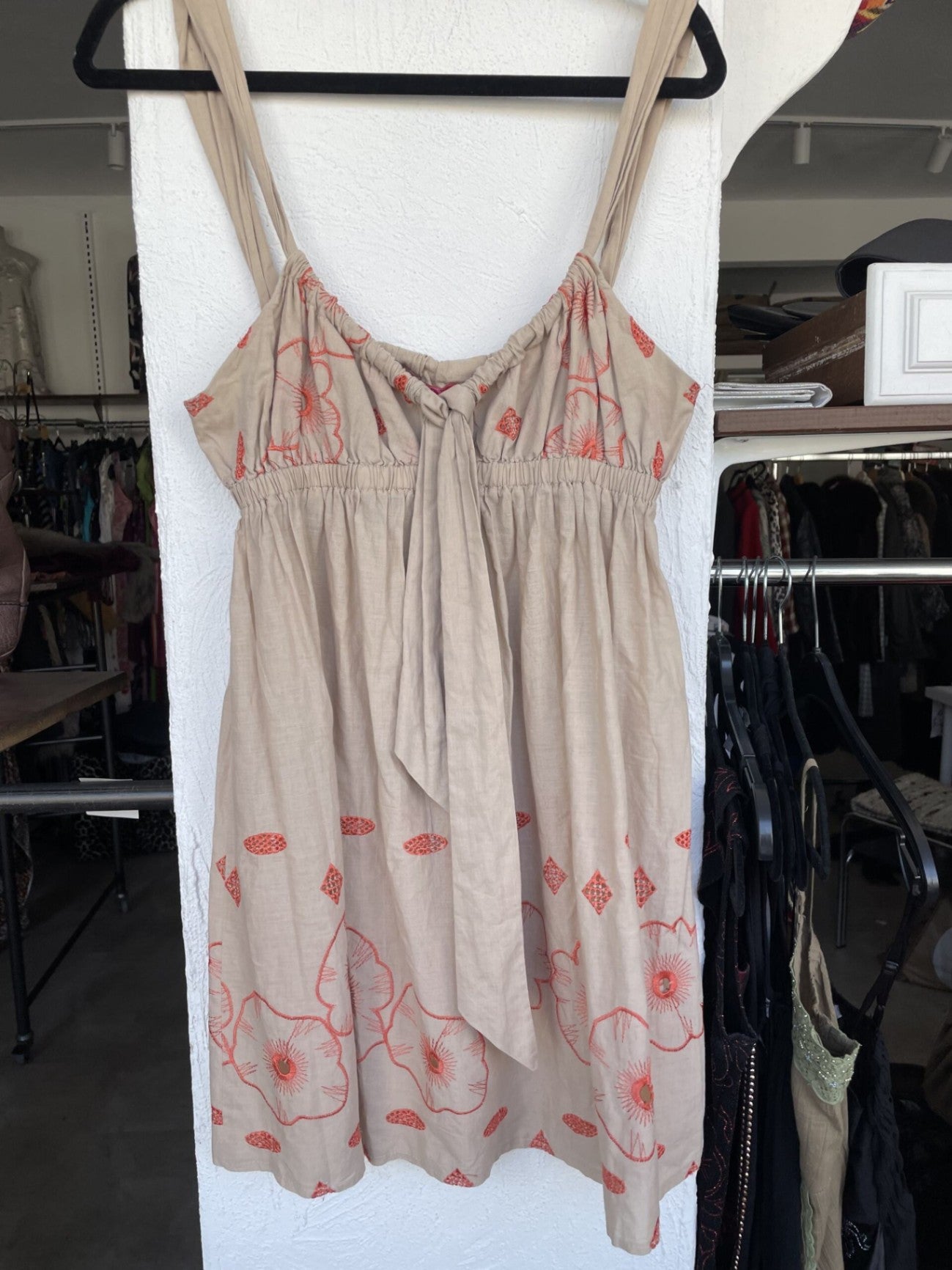 Lili Lovely Kleid Beige mit roten Blumenmustern