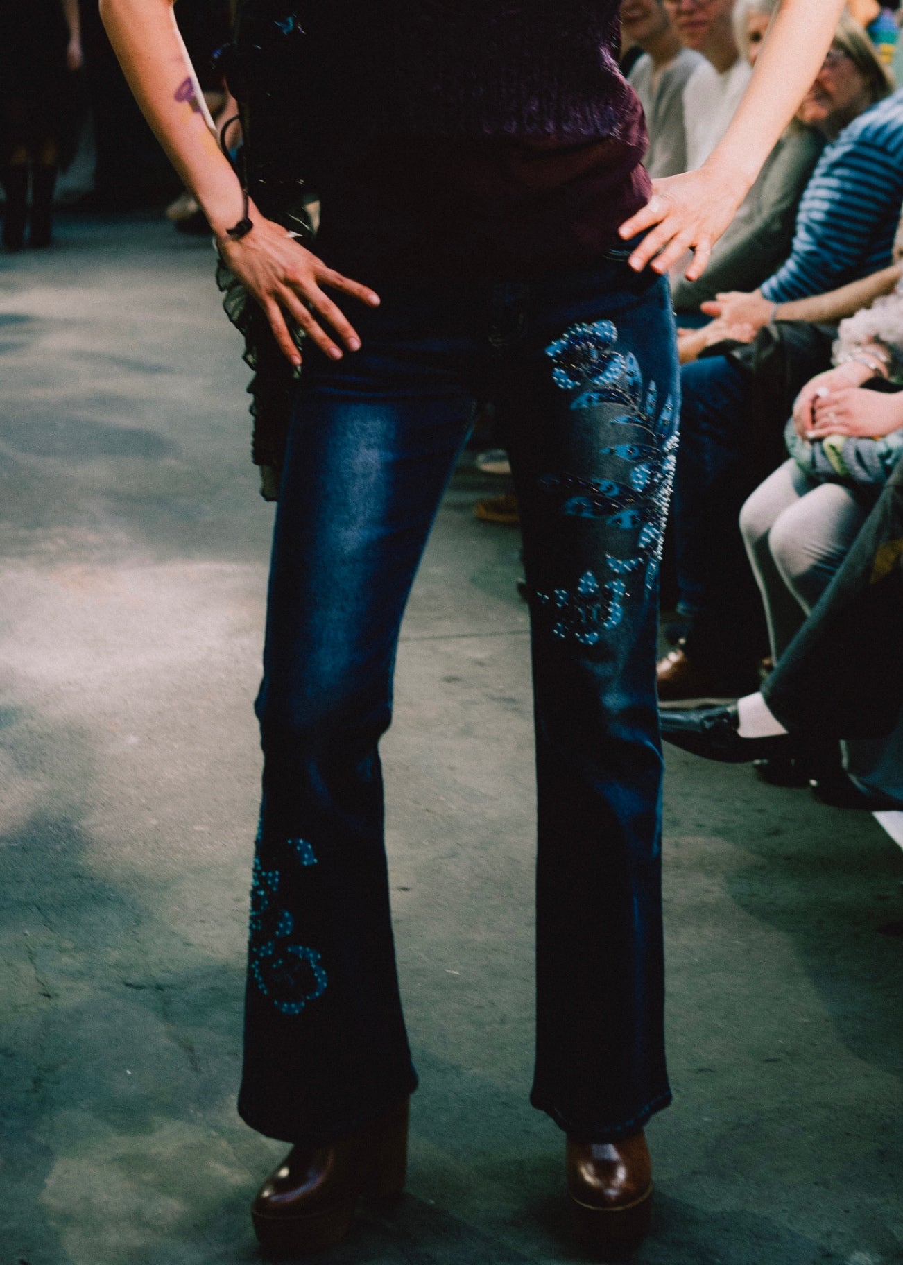 Ferzige Jeans 36 Dunkelblau mit Blumen