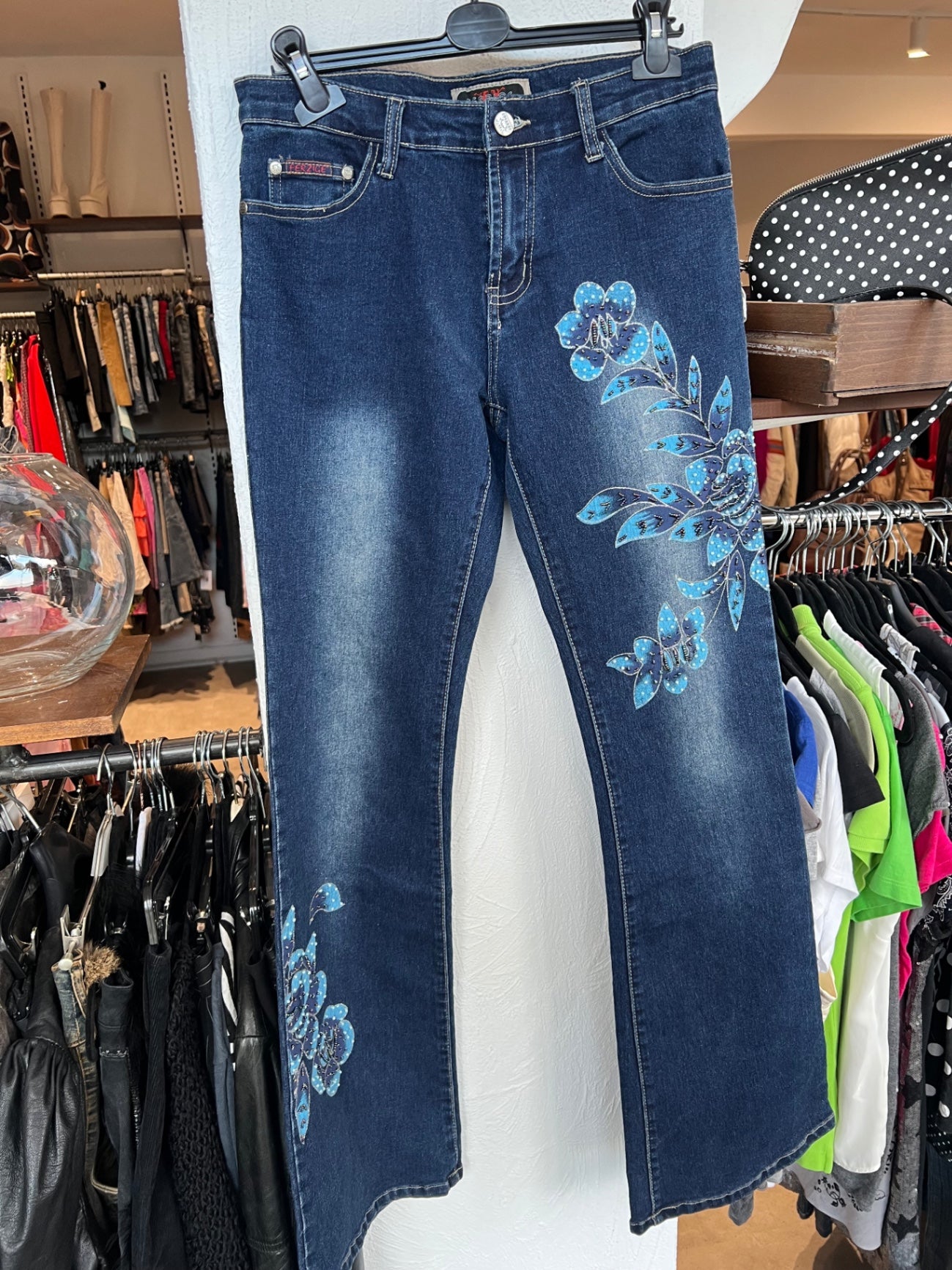 Ferzige Jeans 36 Dunkelblau mit Blumen