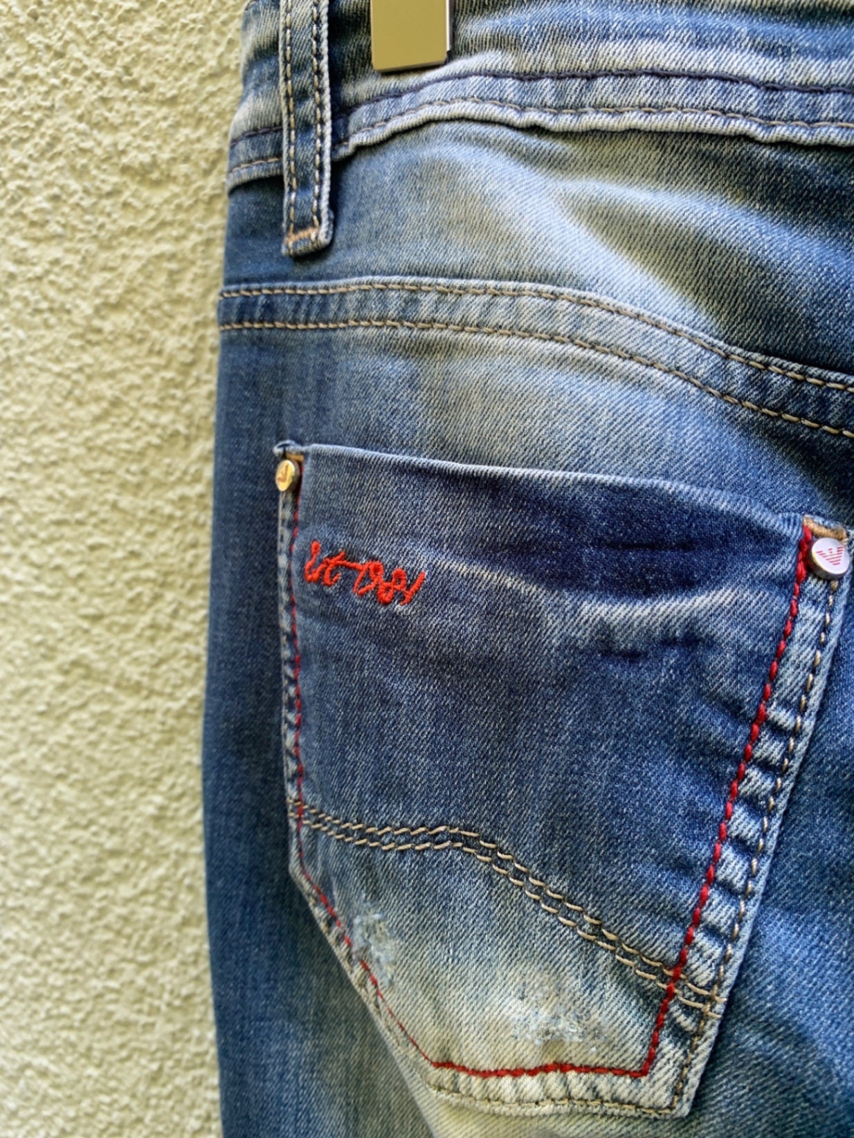 Armani Jeans S Blau mit Verwaschung und Used-Effekten