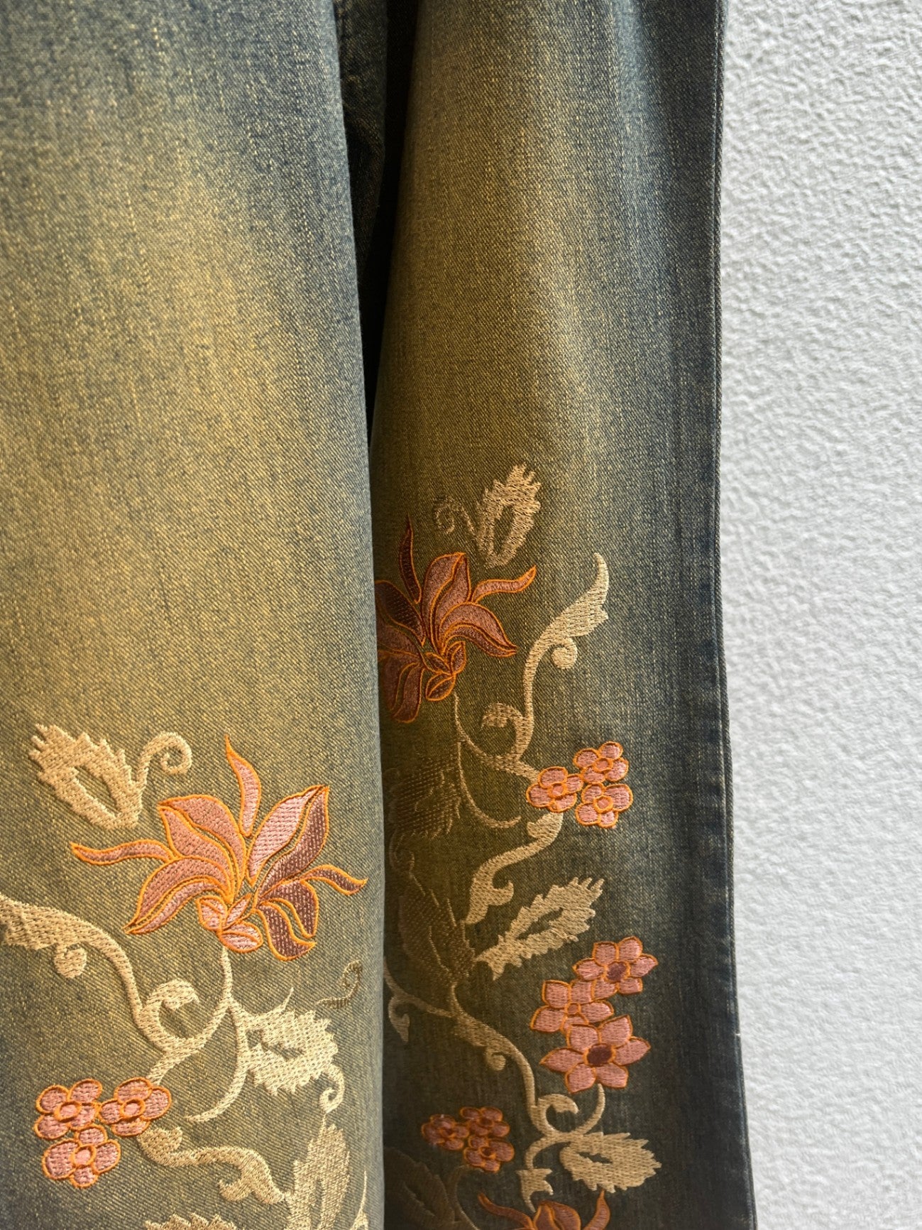 Leder emotion Jeans L Blau mit Blümchenstickerei in Rosa und Orange