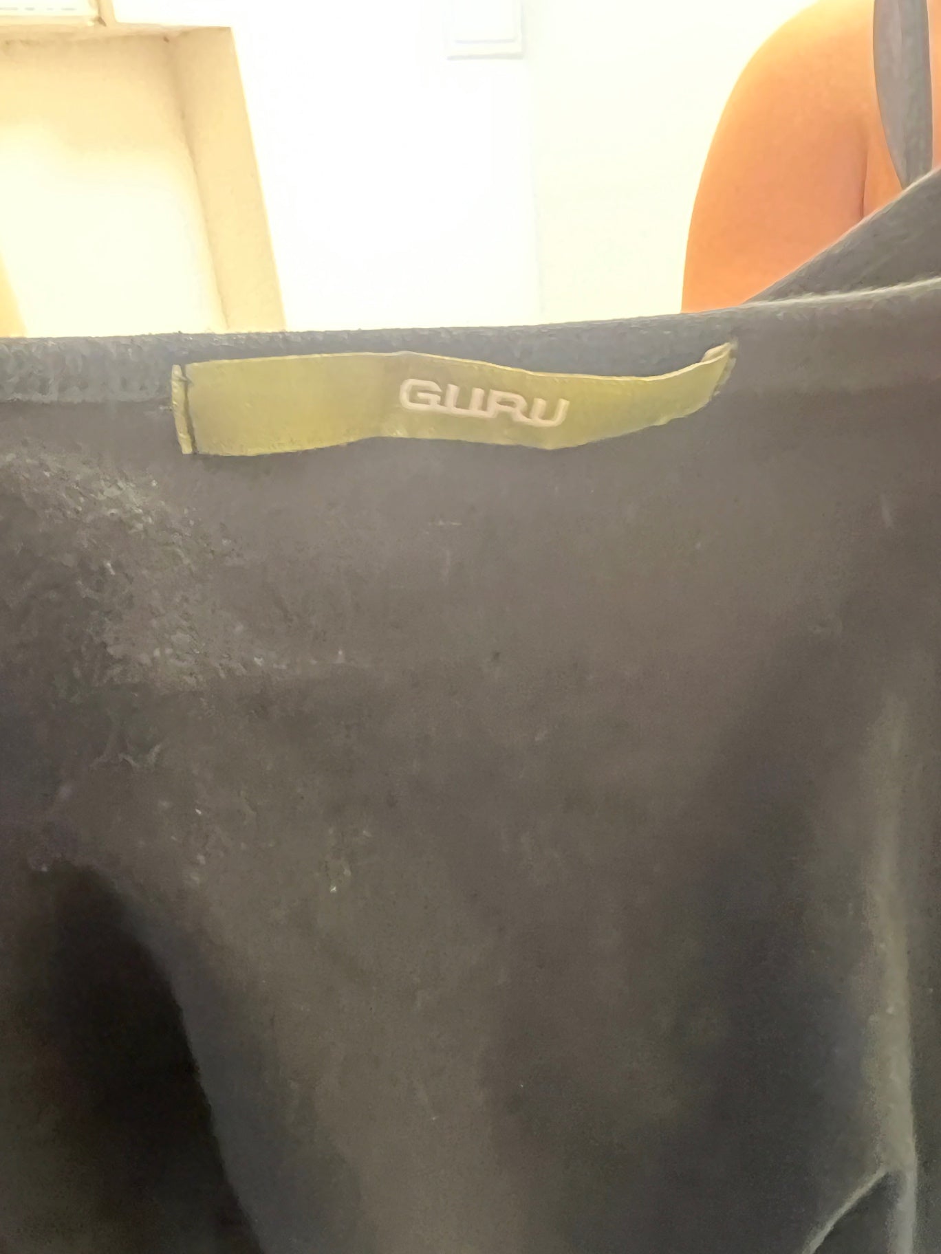 Guru Oberteil M Schwarz mit buntem Detail