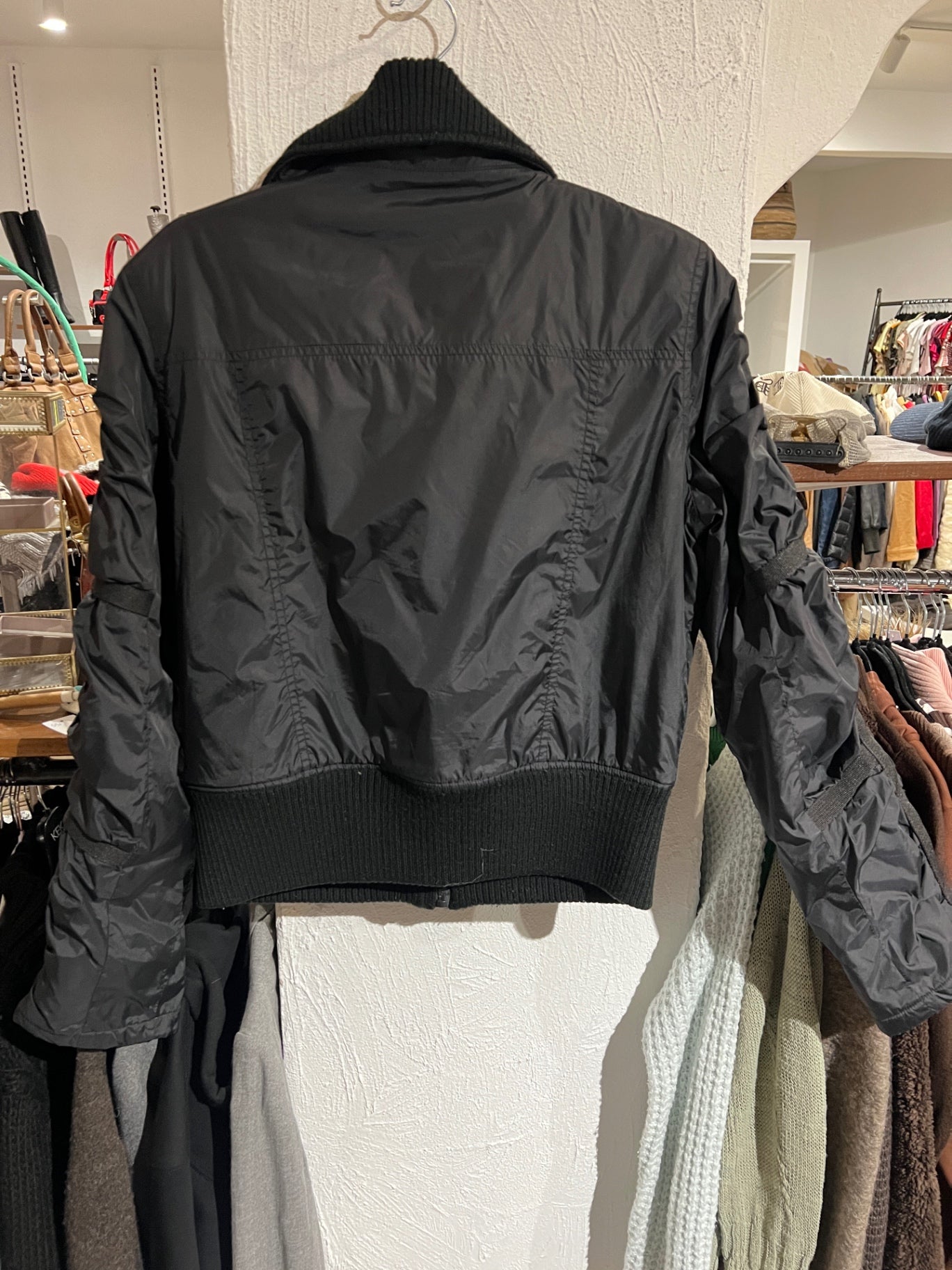 GUESS Jeans Bomberjacke L Schwarz mit Raffungen