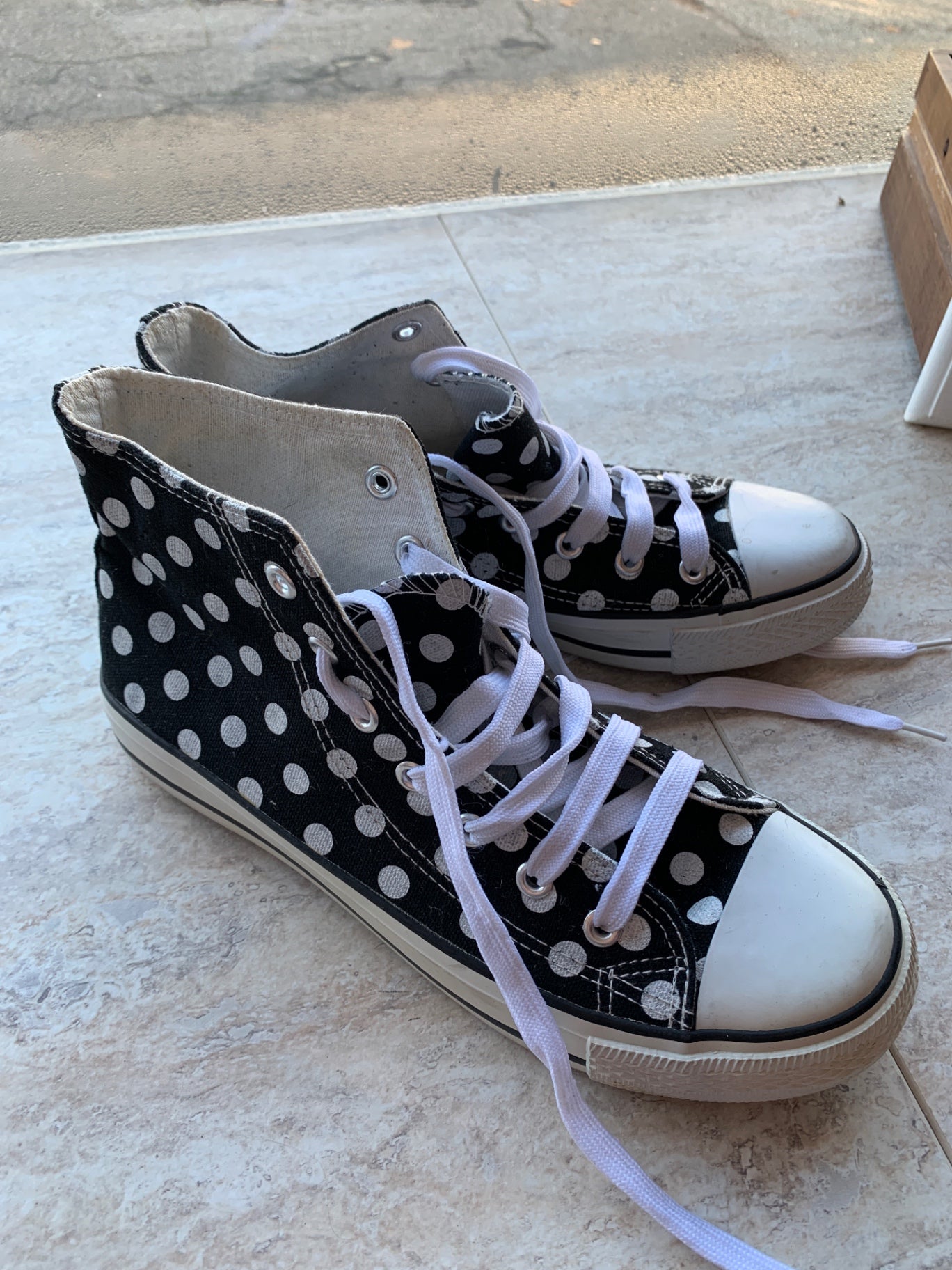 SPORT Sneaker 39 Schwarz und Weiß Polka Dot
