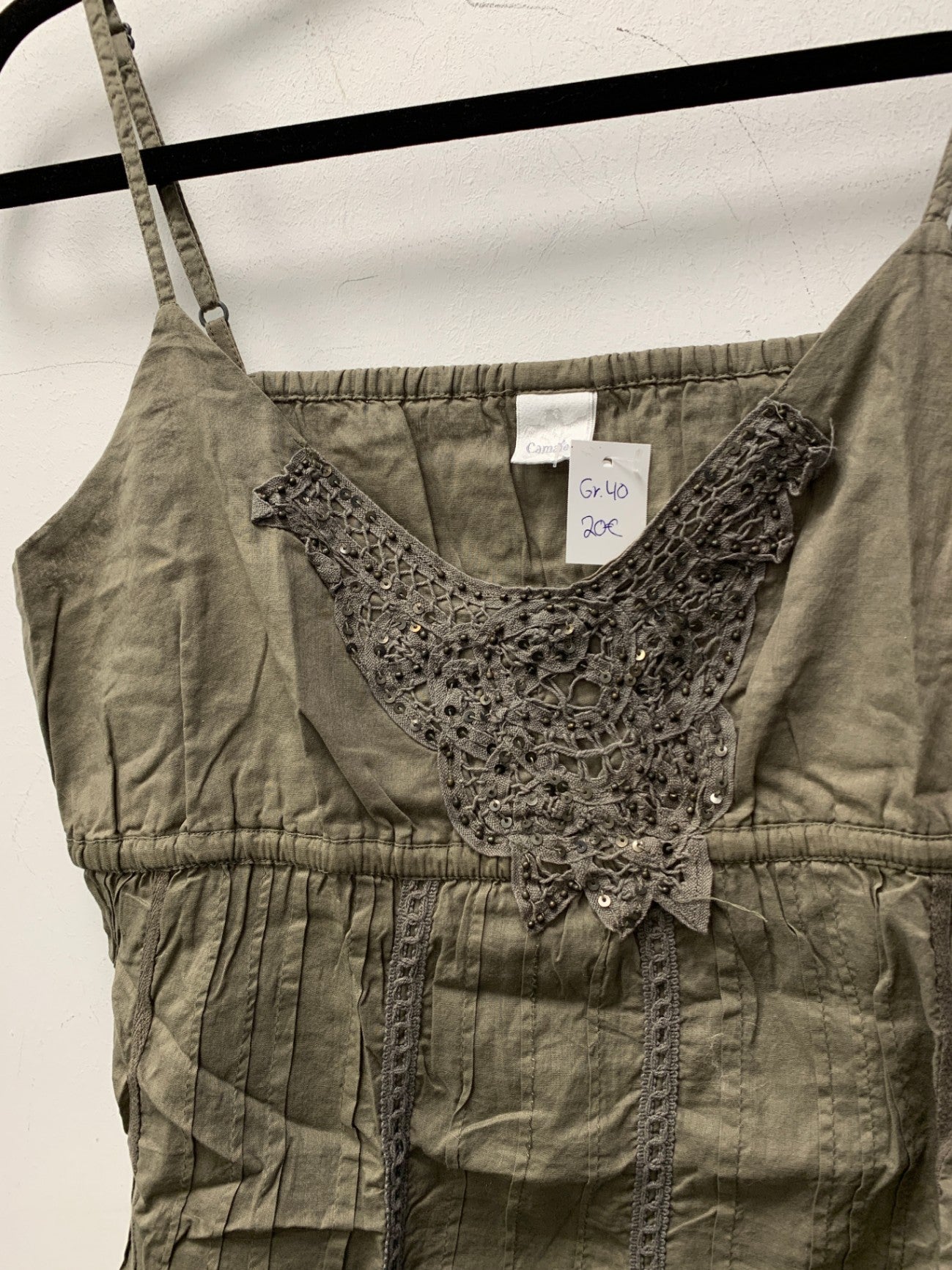 Camaieu Top 40 Olivgrün mit Perlen