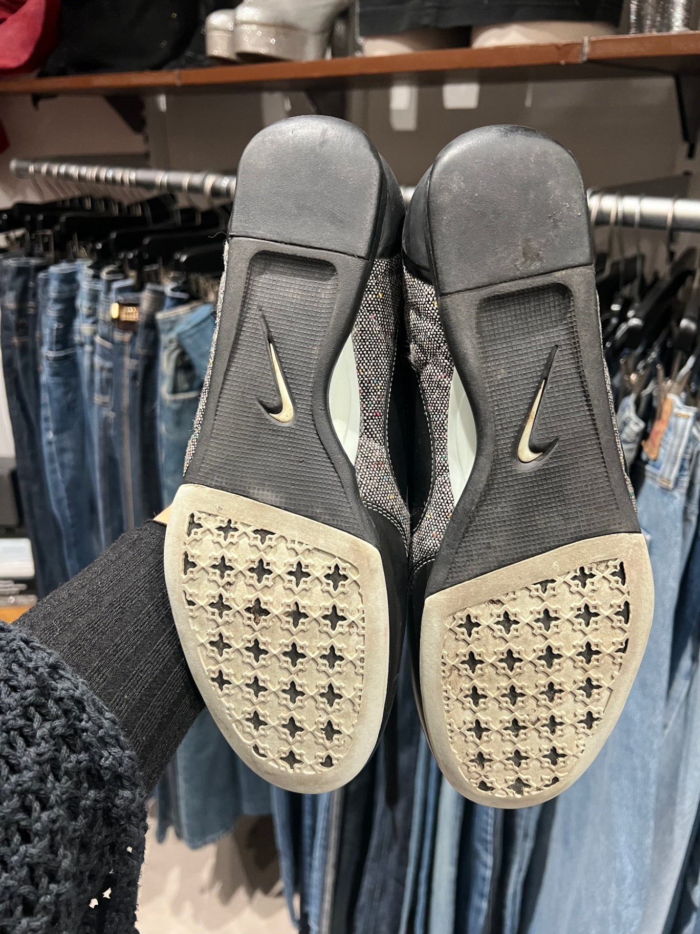 Nike Sneakers 41 Schwarz, mit Muster