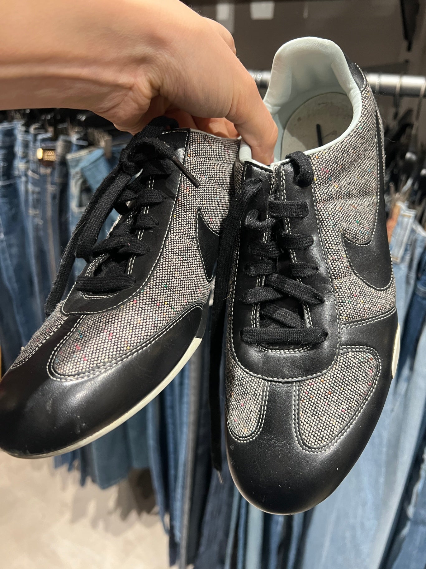 Nike Sneakers 41 Schwarz, mit Muster