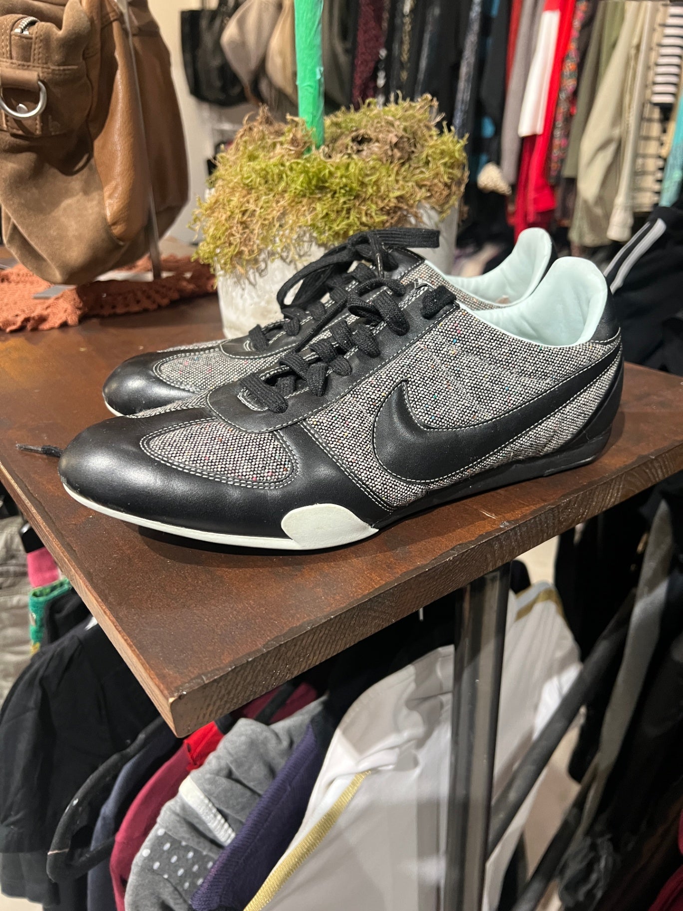 Nike Sneakers 41 Schwarz, mit Muster