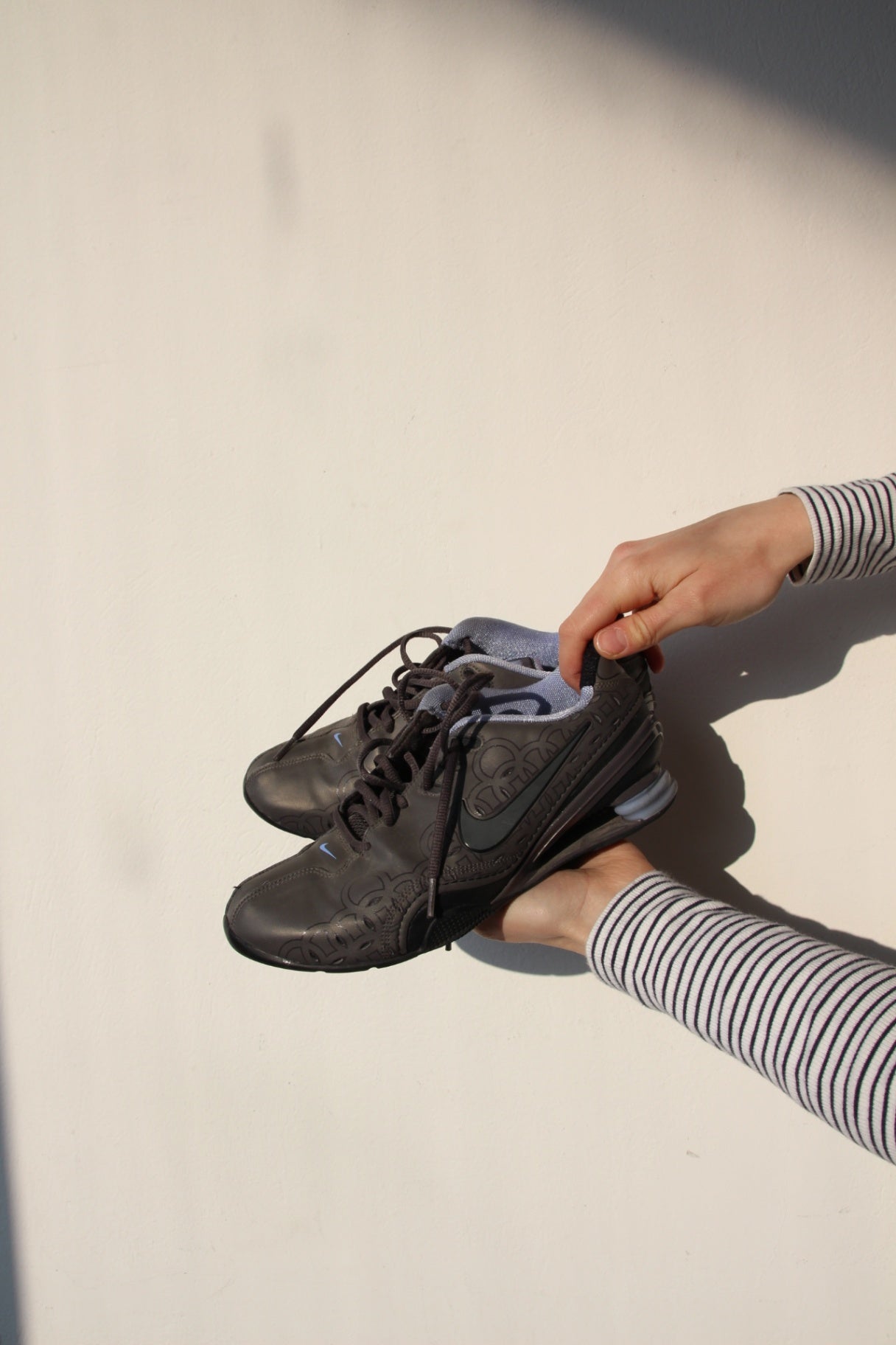 Nike Sportschuhe 40 Dunkelgrau und Schwarz mit Hellblau Akzenten