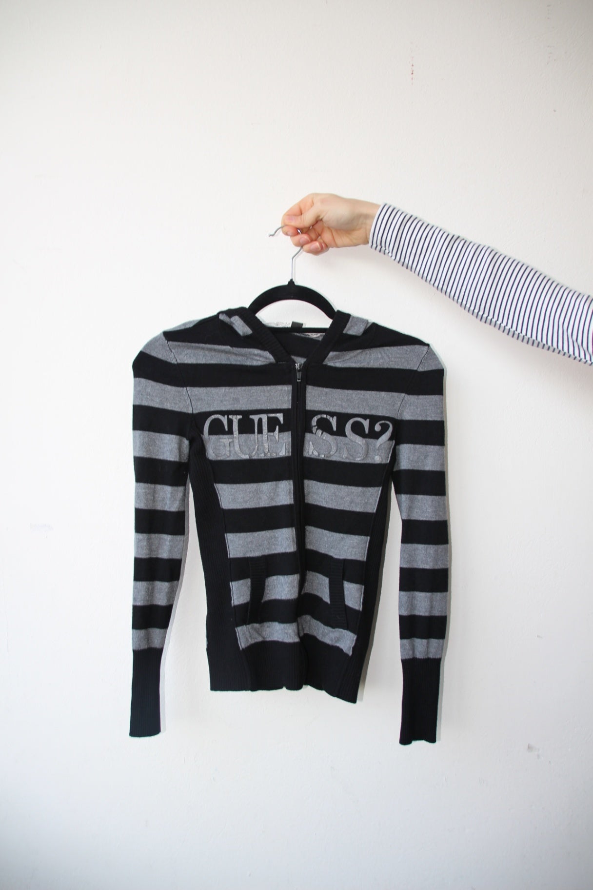 Guess Hoodie Sipper S Grau-Schwarz gestreift