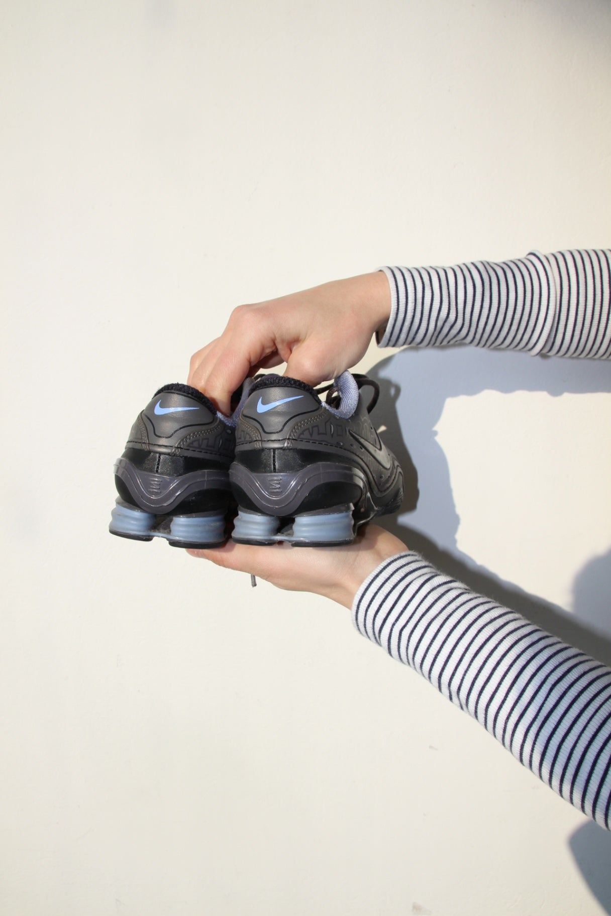 Nike Sportschuhe 40 Dunkelgrau und Schwarz mit Hellblau Akzenten