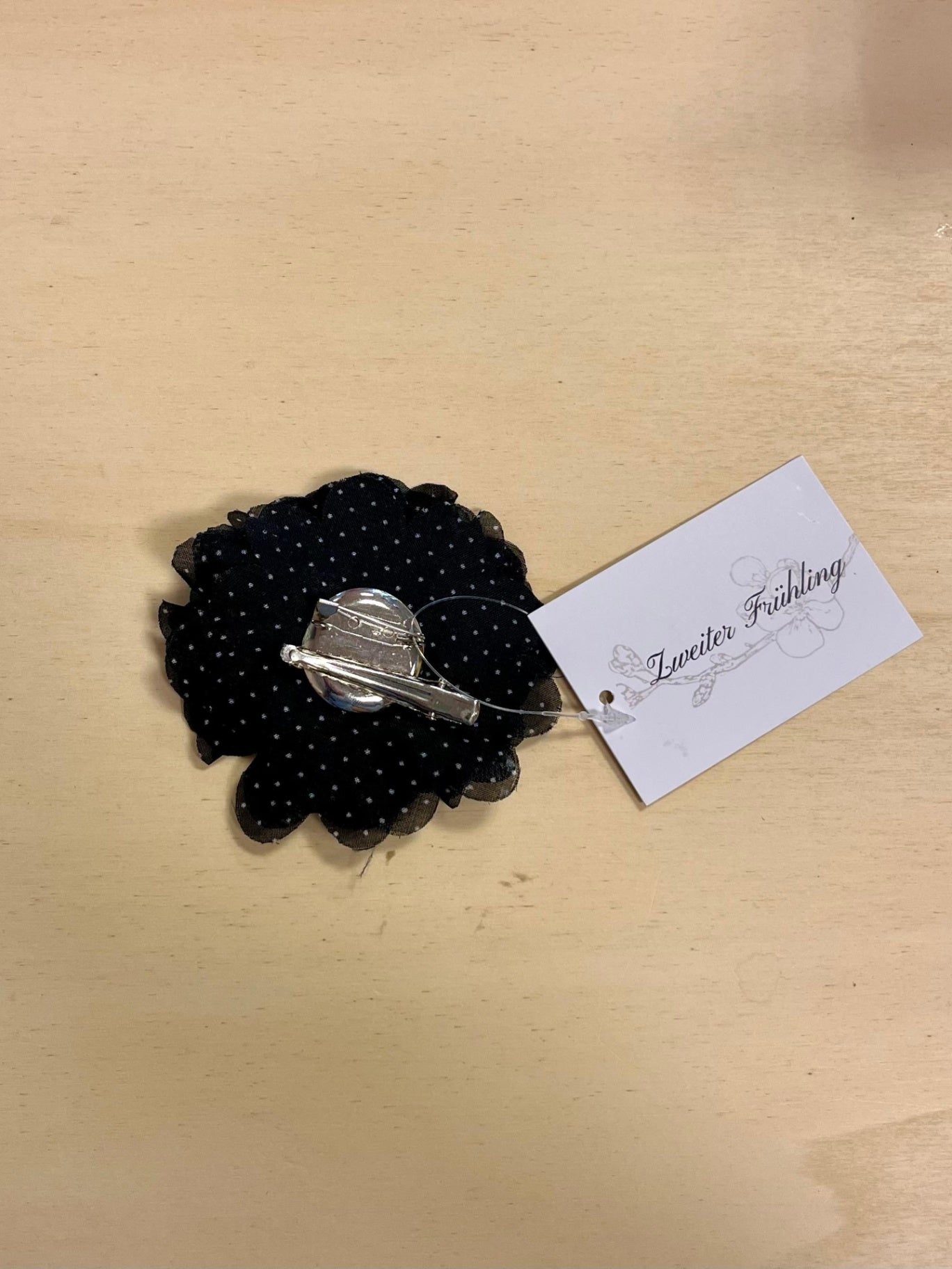 Blumen Brosche Schwarz mit weißen Punkten