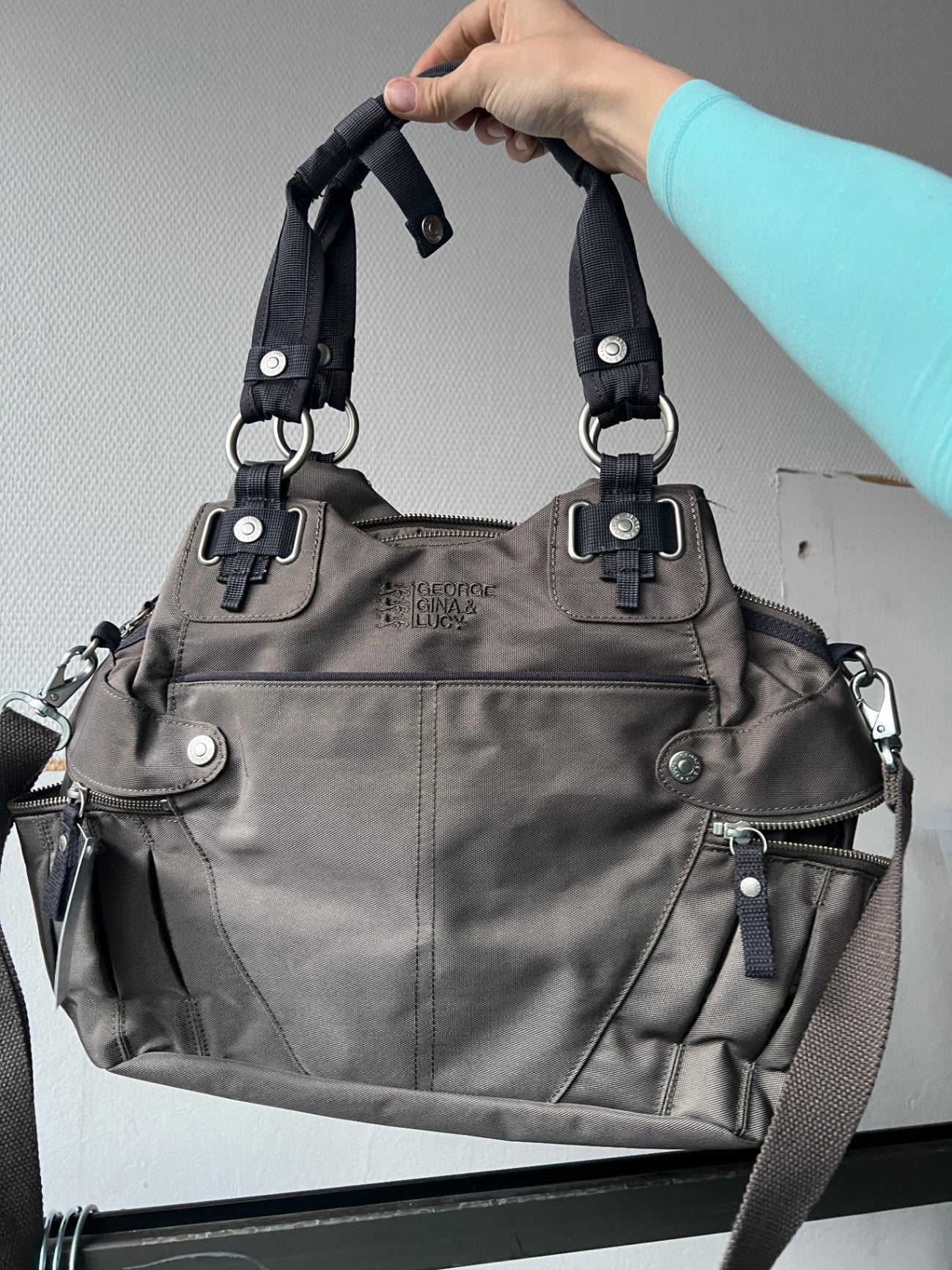 George Gina & Lucy Tasche Grau