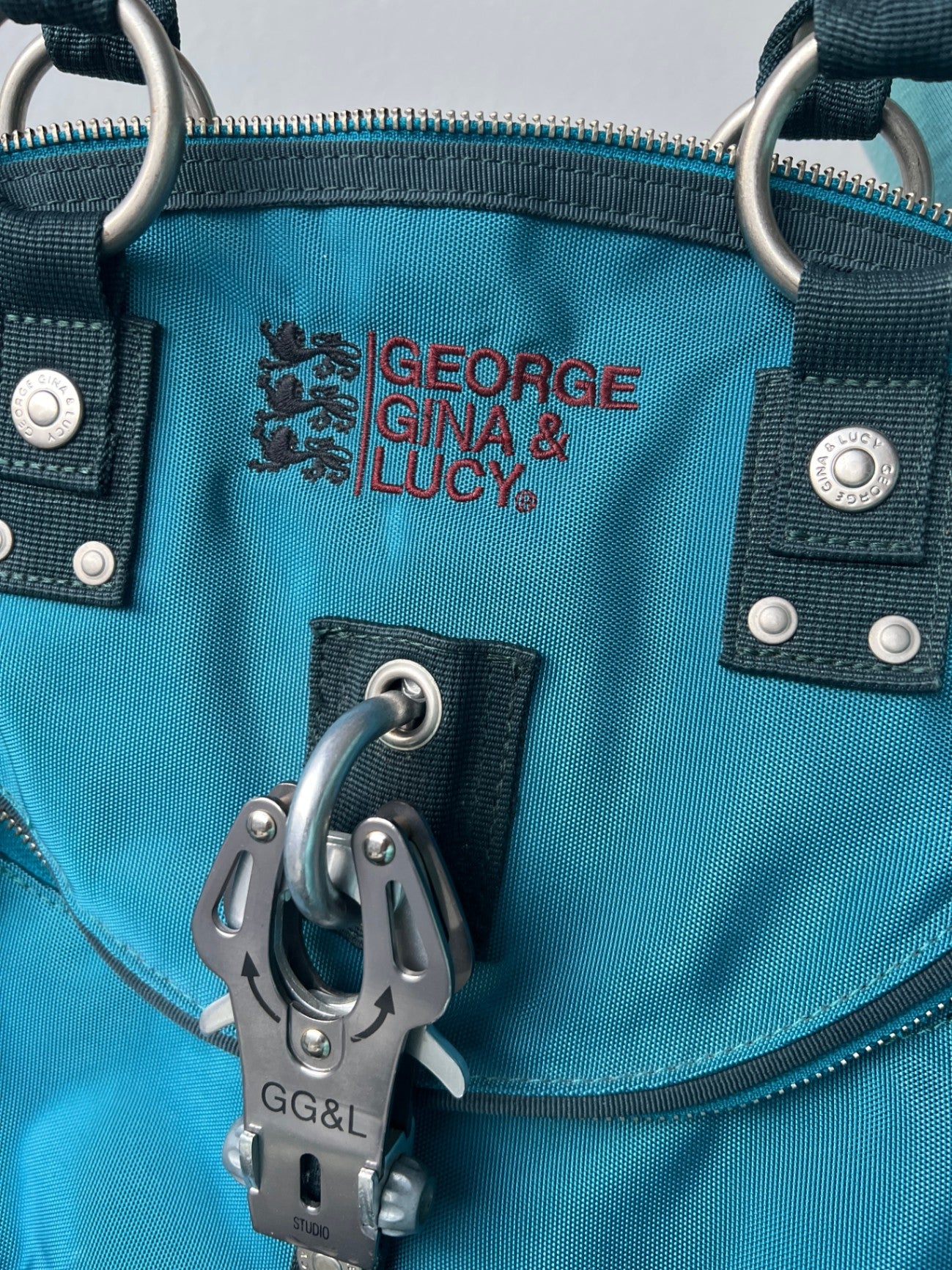 George Gina & Lucy Tasche Blau