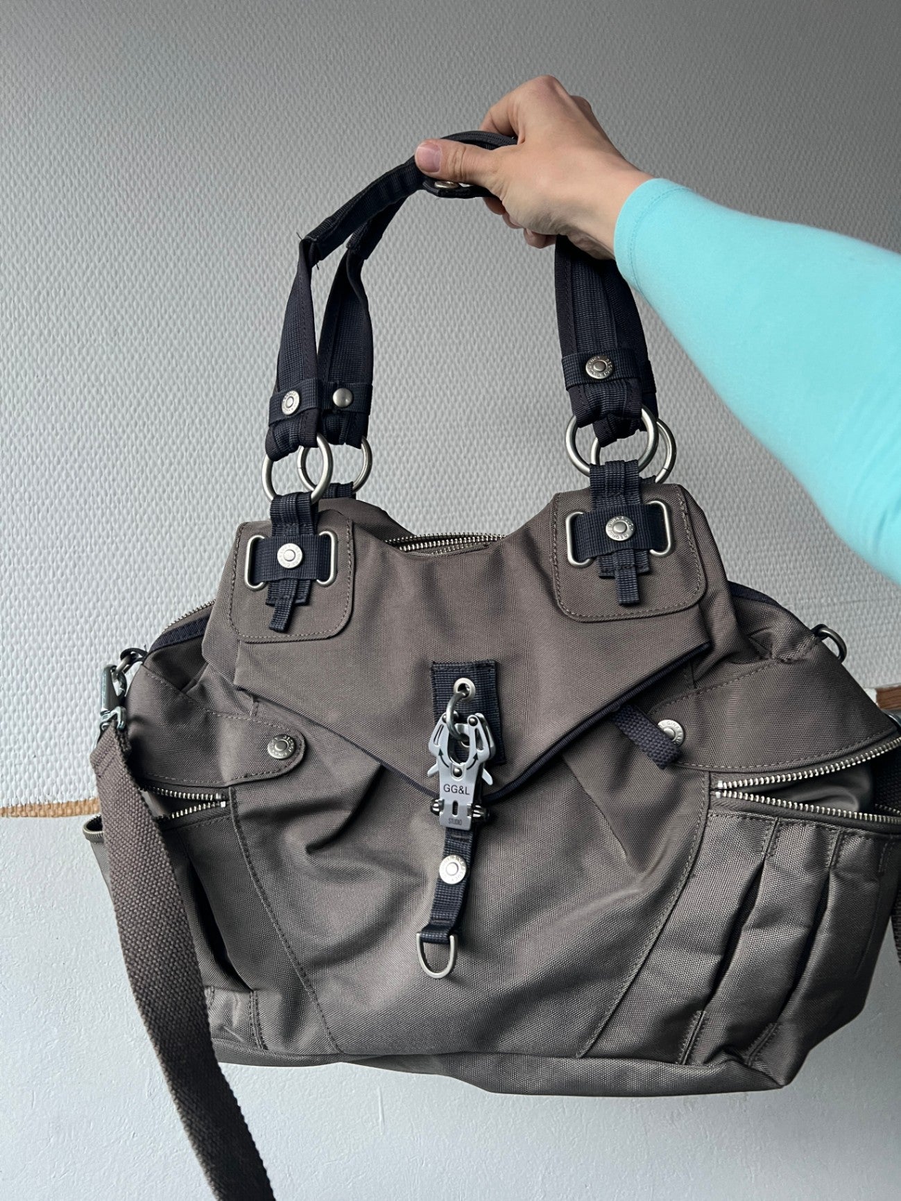George Gina & Lucy Tasche Grau