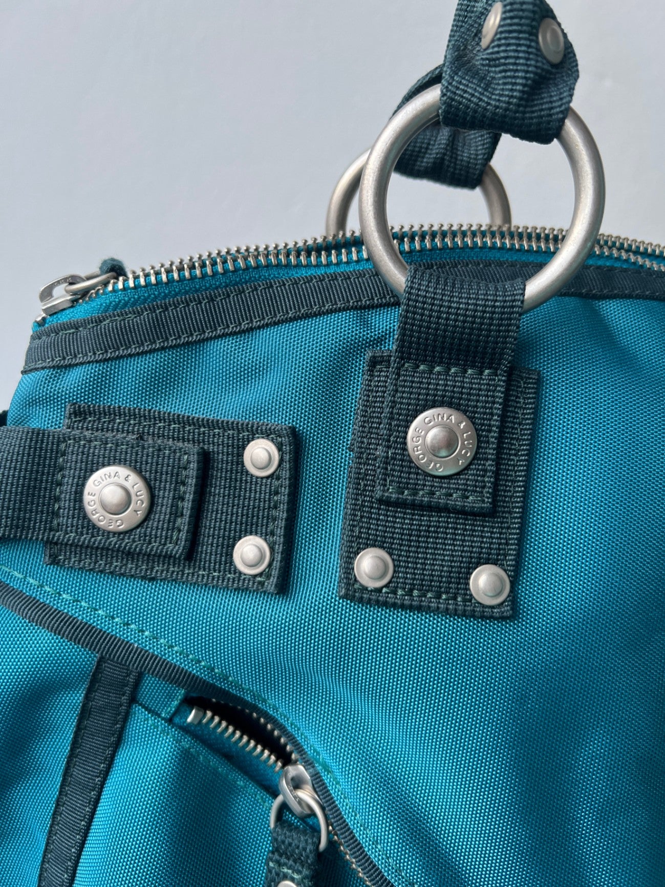 George Gina & Lucy Tasche Blau