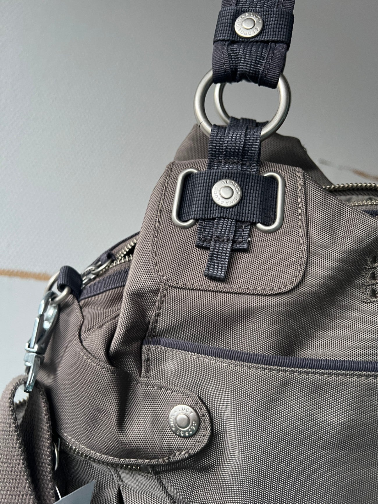 George Gina & Lucy Tasche Grau