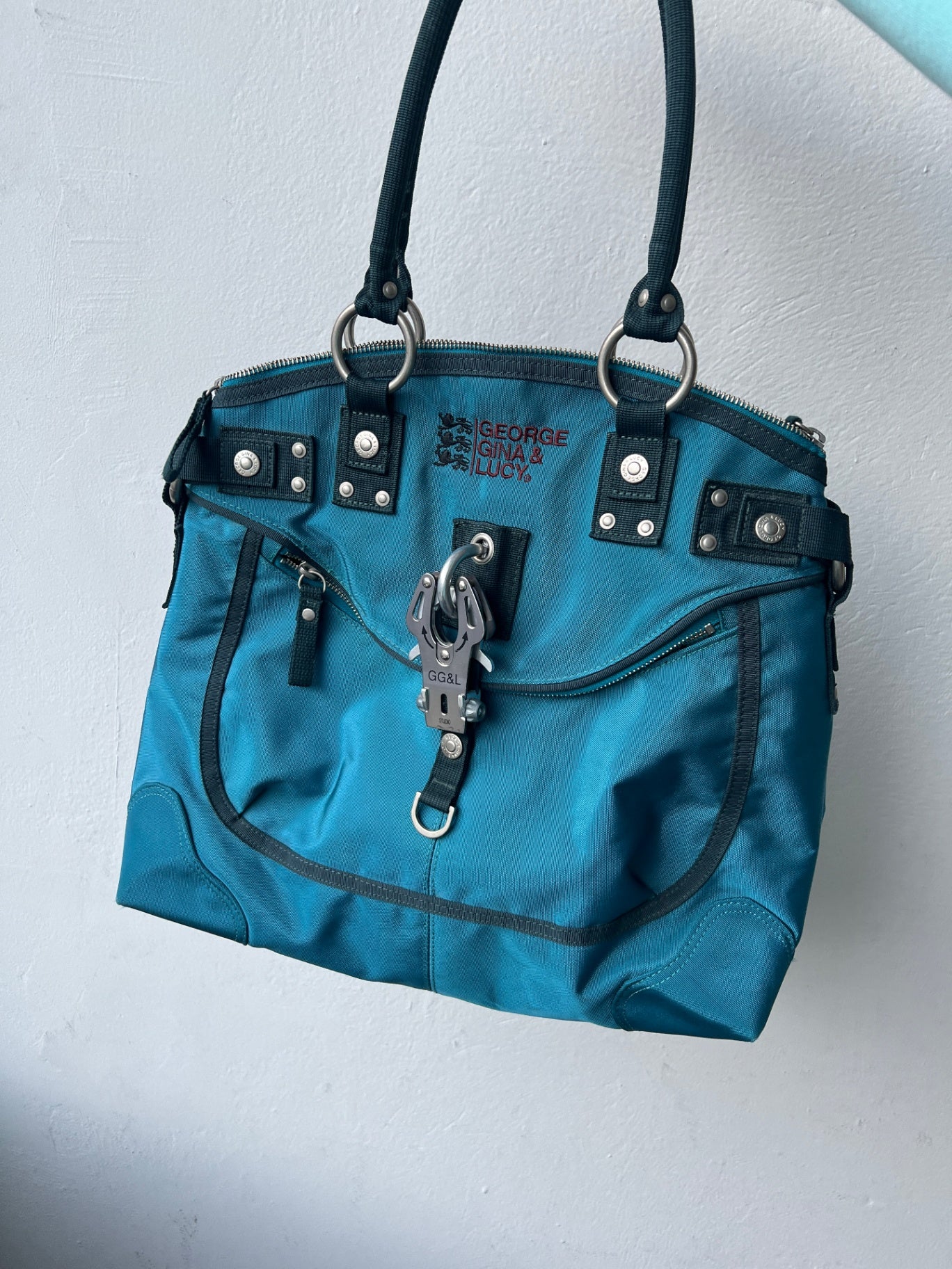 George Gina & Lucy Tasche Blau