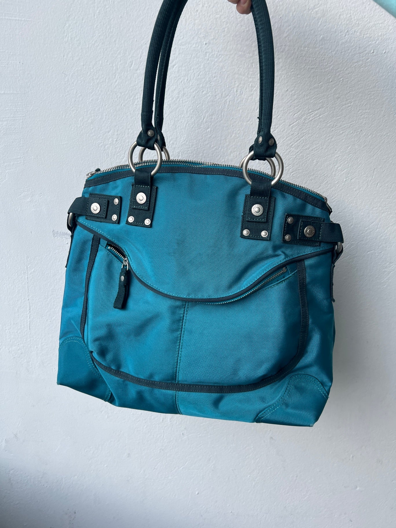 George Gina & Lucy Tasche Blau
