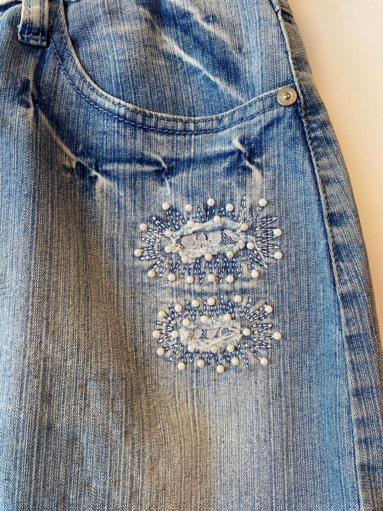 Denim Rock M Hellblau mit Perlen, Pailletten und Spitze