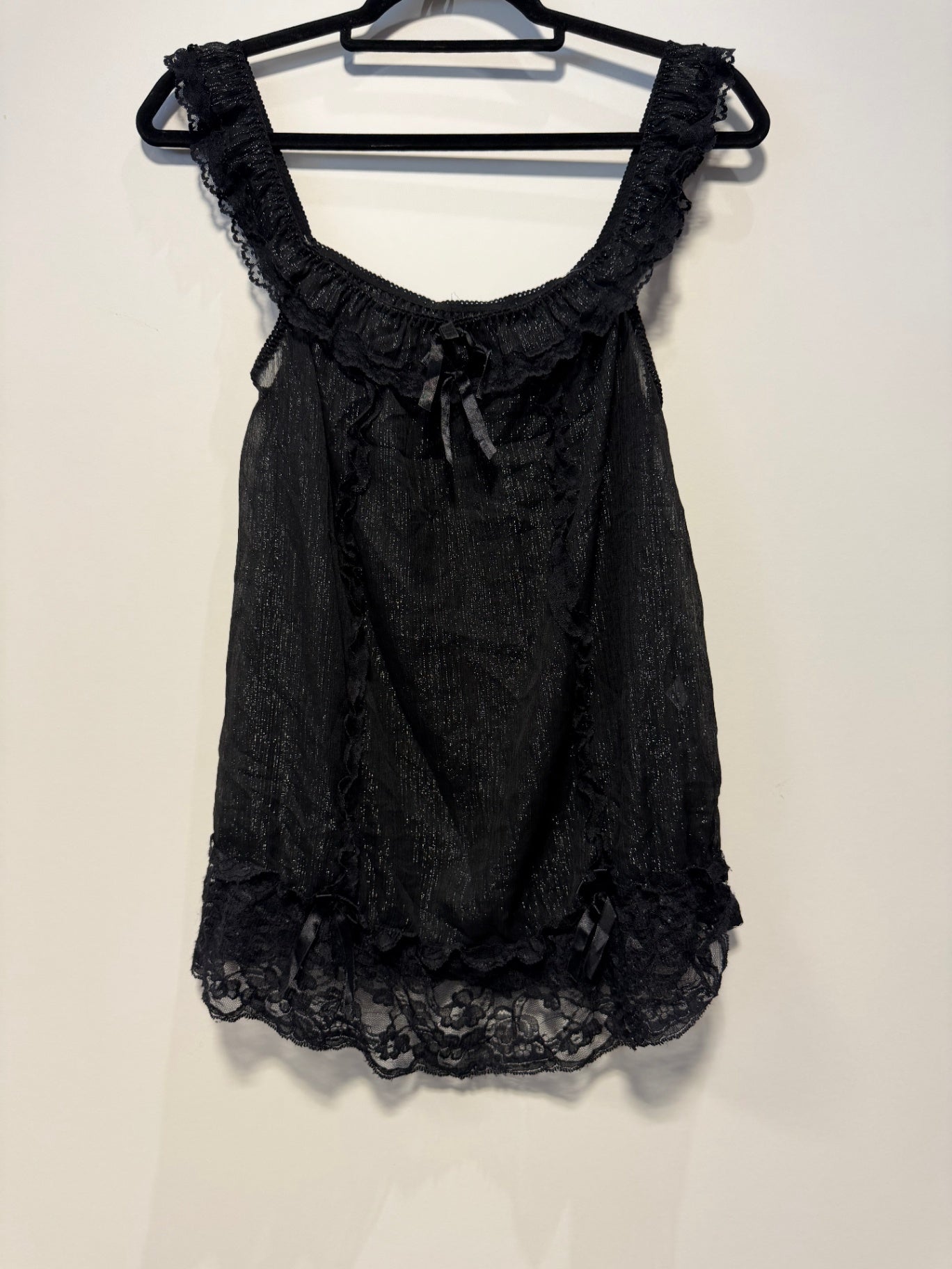 Top S Schwarz mit Rüschen