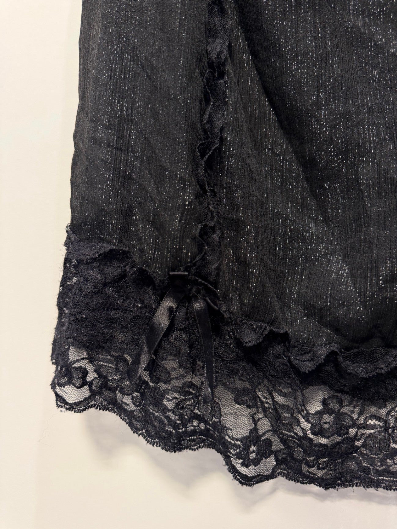 Top S Schwarz mit Rüschen