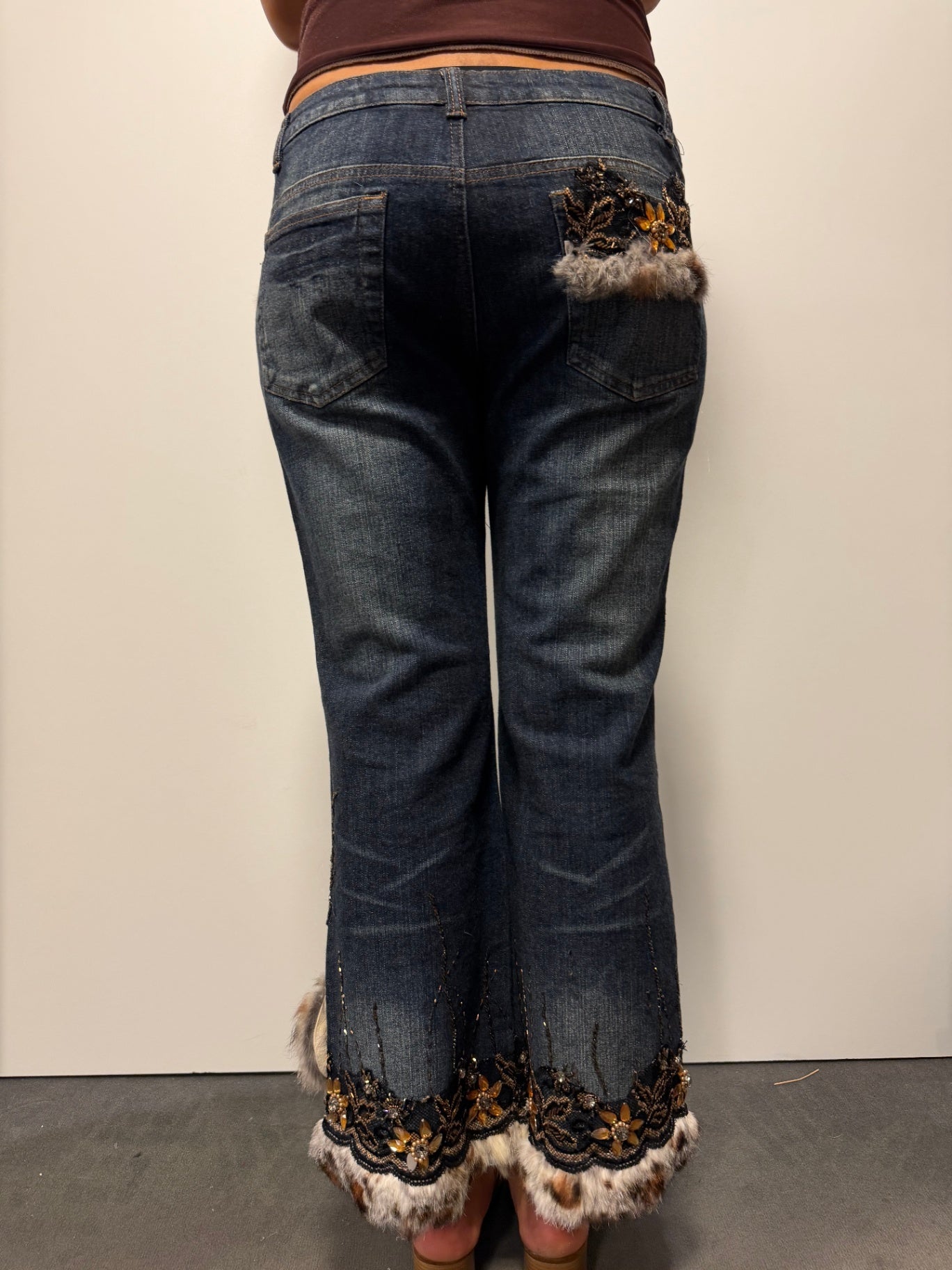 Jeans L Dunkelblau mit Pailletten, Fell, Bestickungen