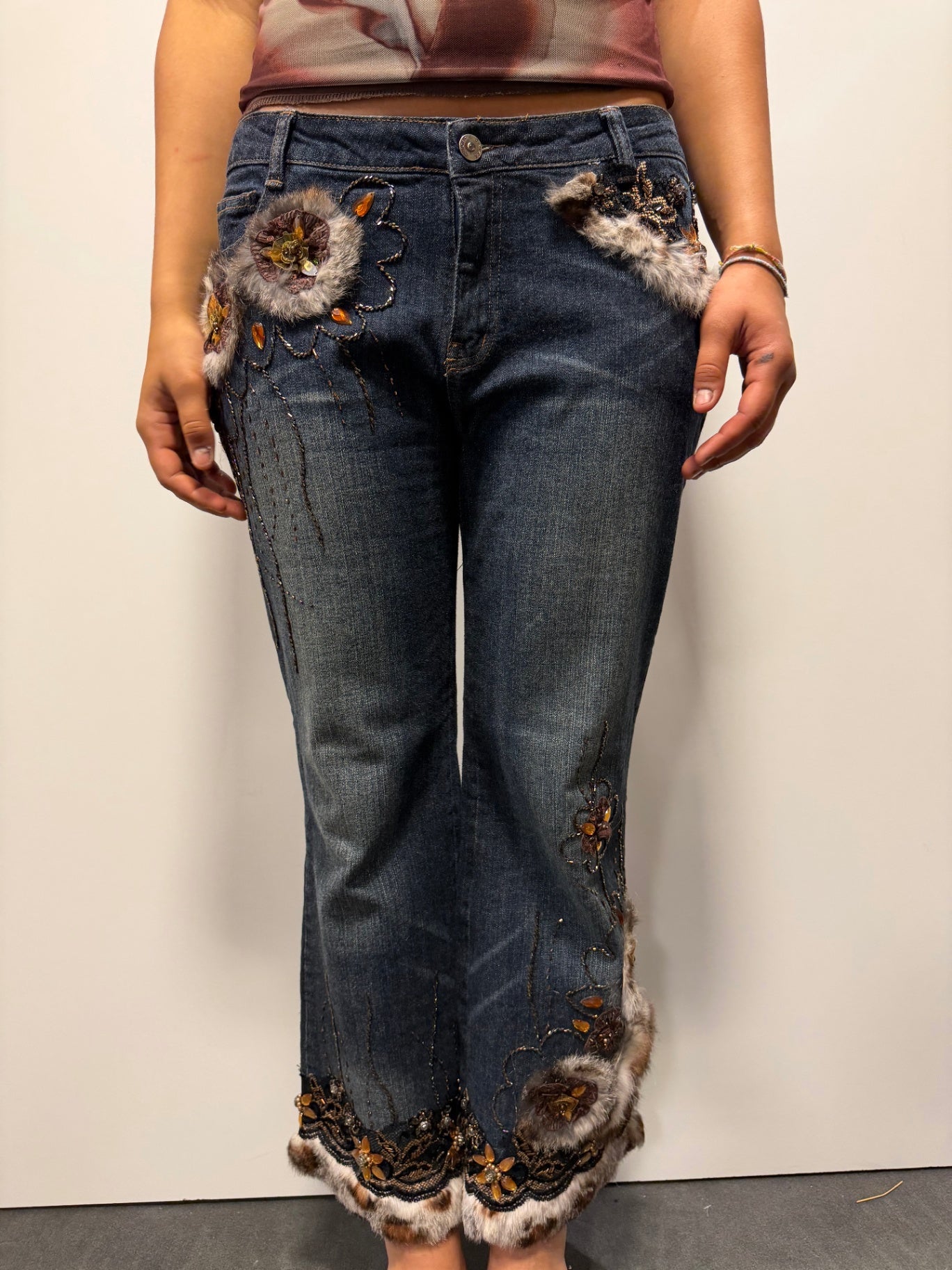 Jeans L Dunkelblau mit Pailletten, Fell, Bestickungen
