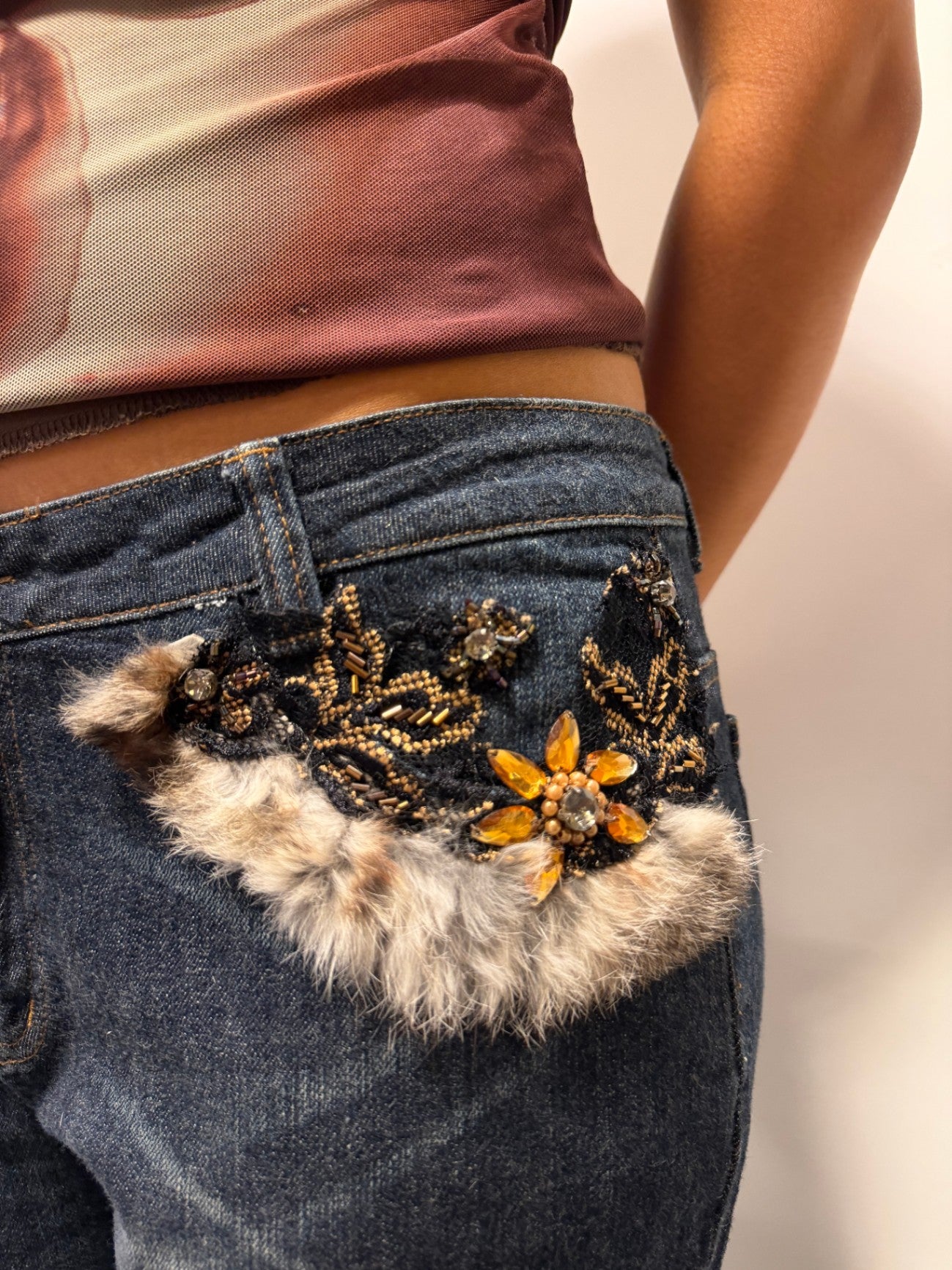 Jeans L Dunkelblau mit Pailletten, Fell, Bestickungen