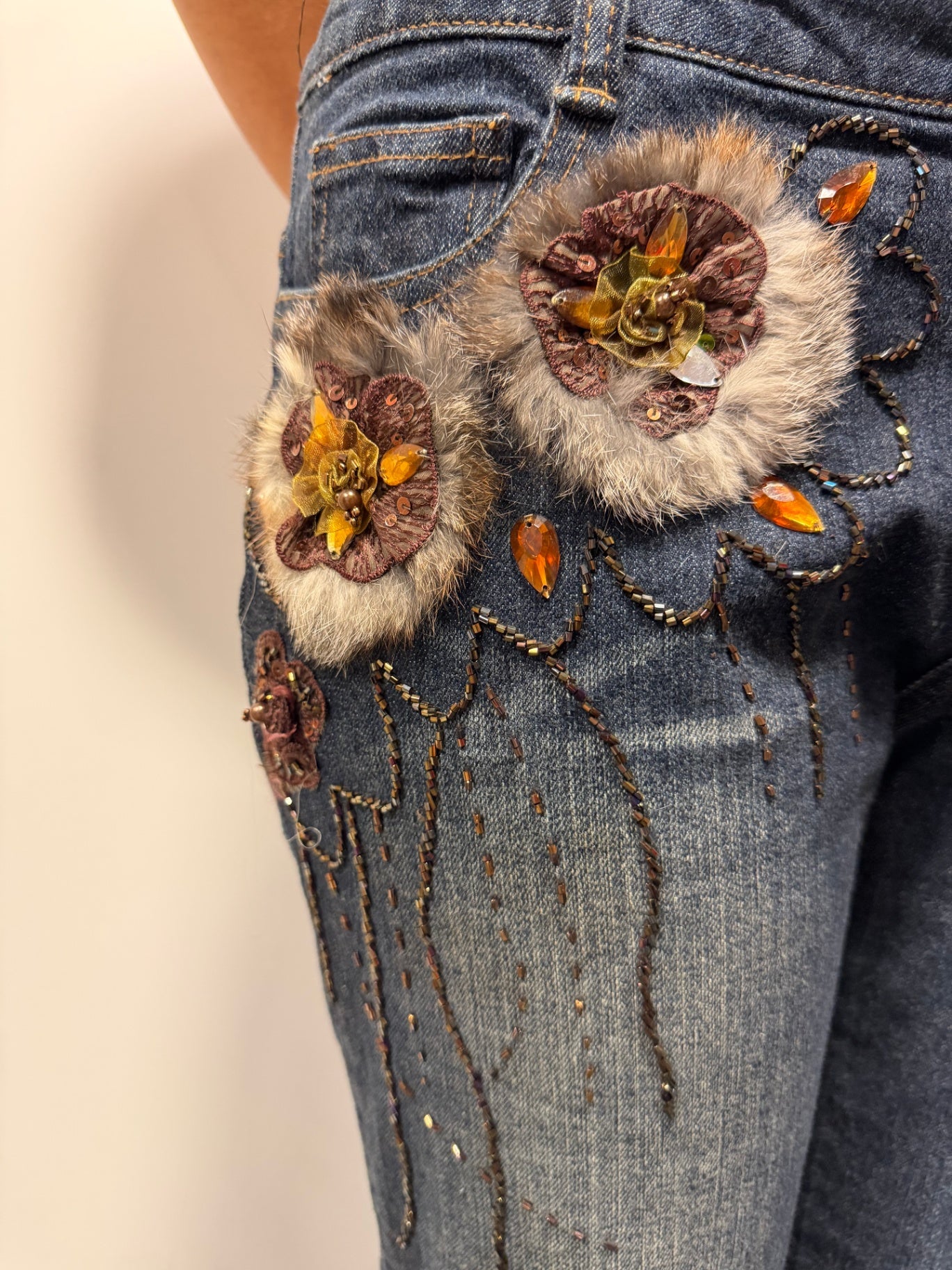 Jeans L Dunkelblau mit Pailletten, Fell, Bestickungen