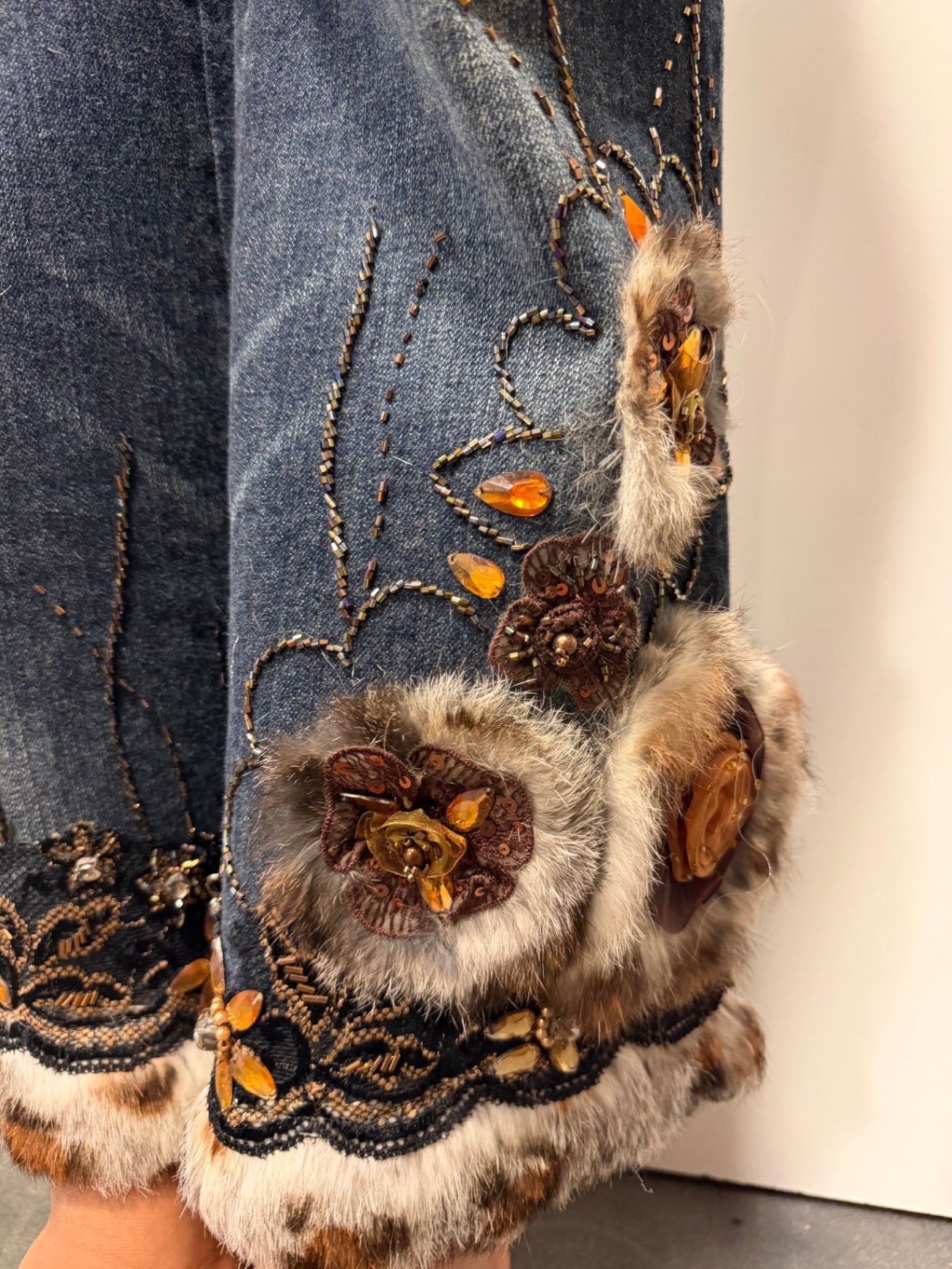 Jeans L Dunkelblau mit Pailletten, Fell, Bestickungen