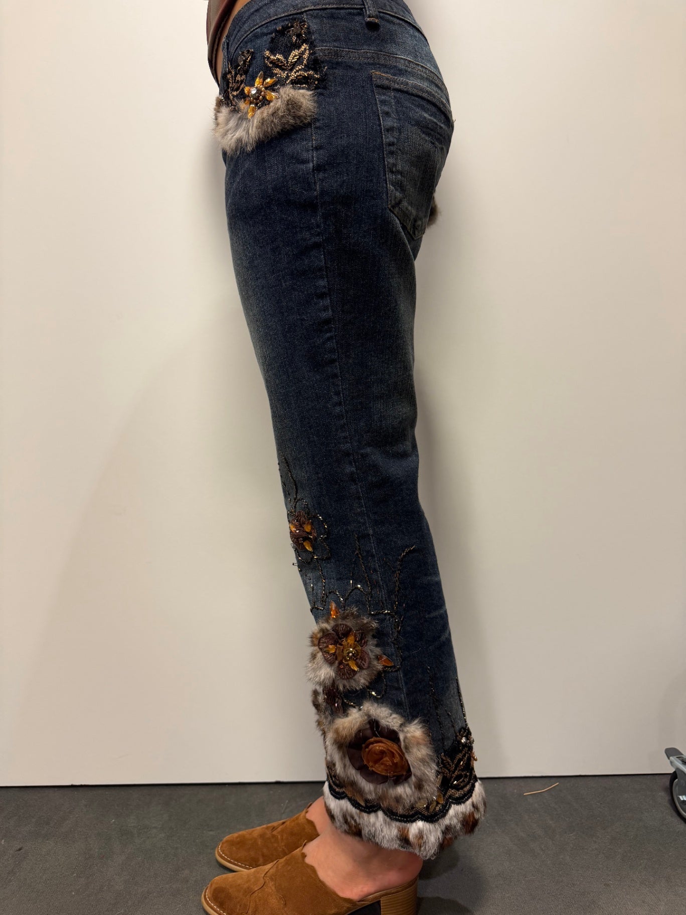 Jeans L Dunkelblau mit Pailletten, Fell, Bestickungen