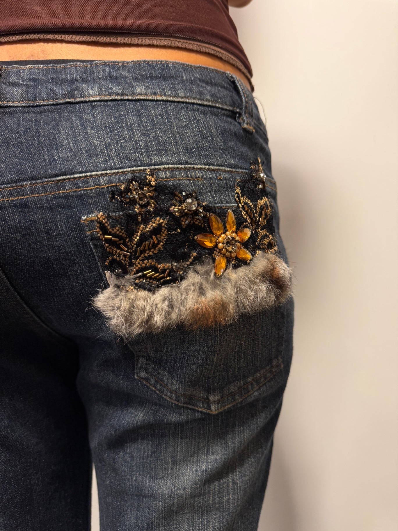 Jeans L Dunkelblau mit Pailletten, Fell, Bestickungen