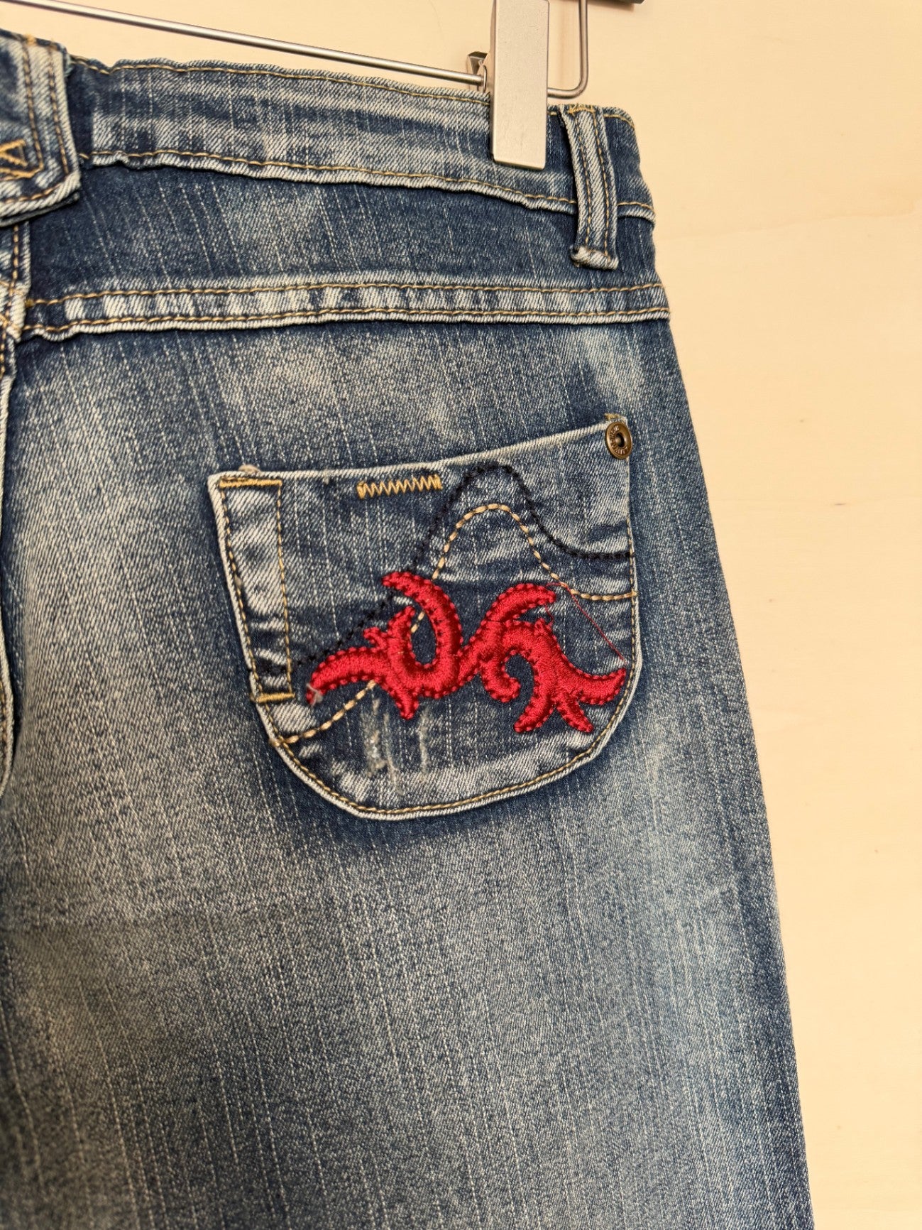 Jeans 34 Blau mit roten Akzenten