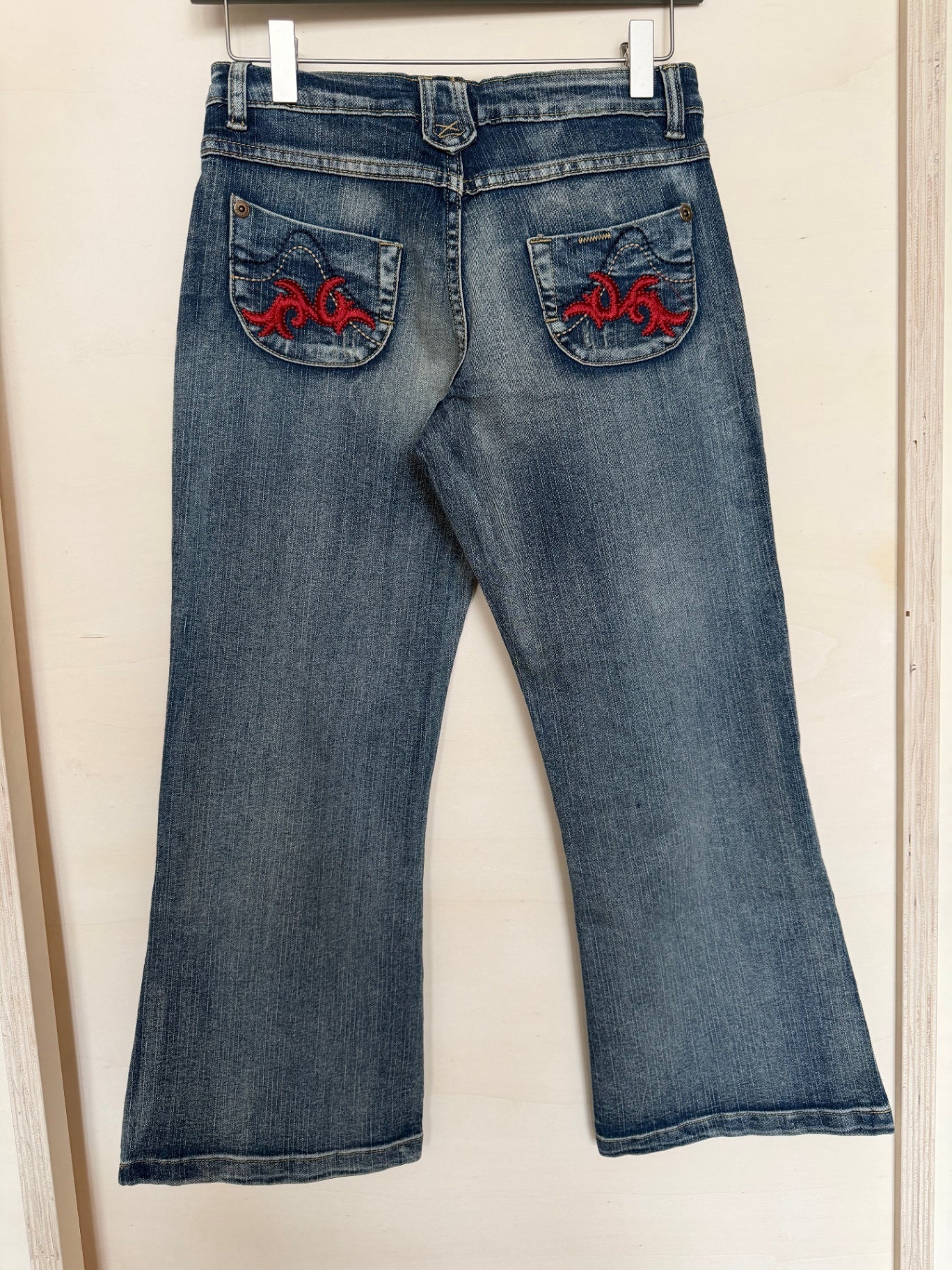 Jeans 34 Blau mit roten Akzenten