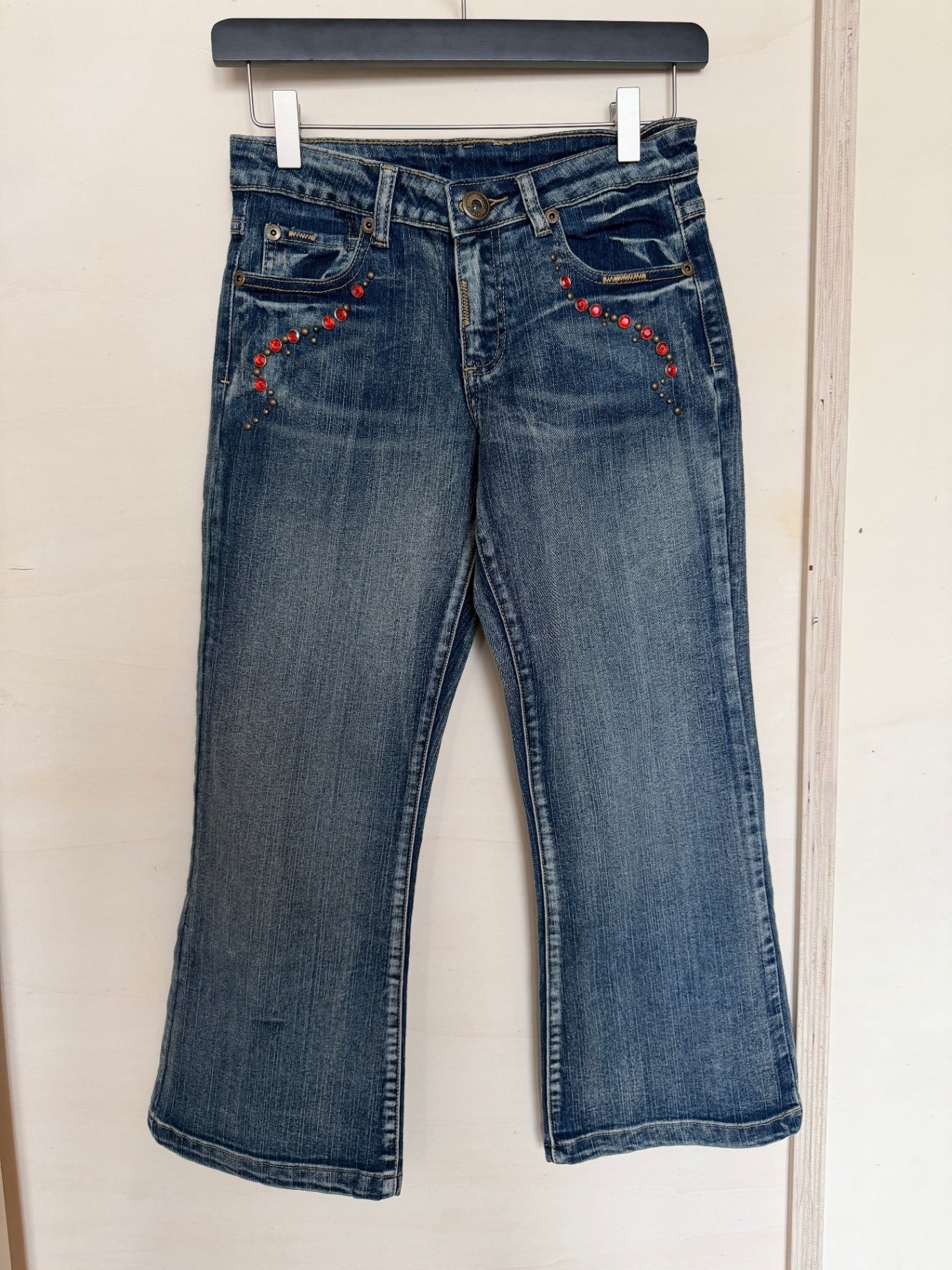 Jeans 34 Blau mit roten Akzenten
