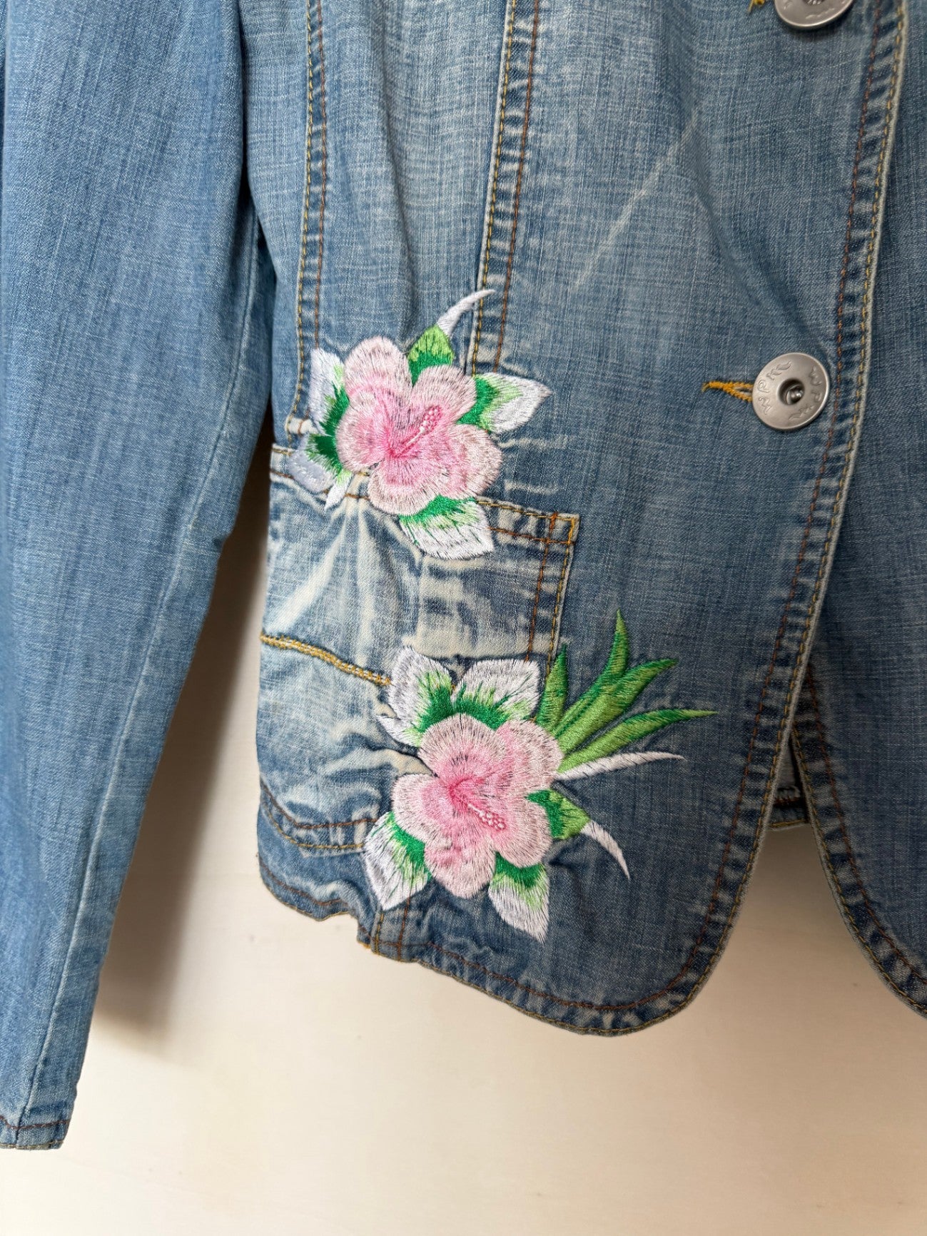 Jeansjacke L Blau mit Blumenverzierungen