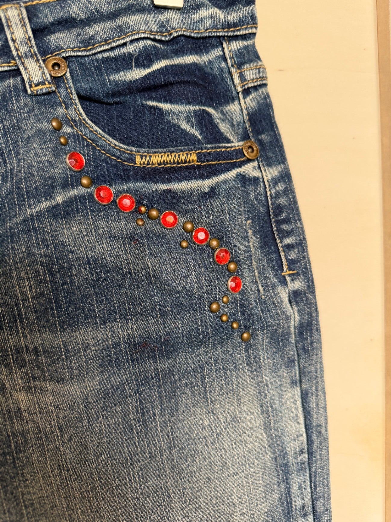 Jeans 34 Blau mit roten Akzenten