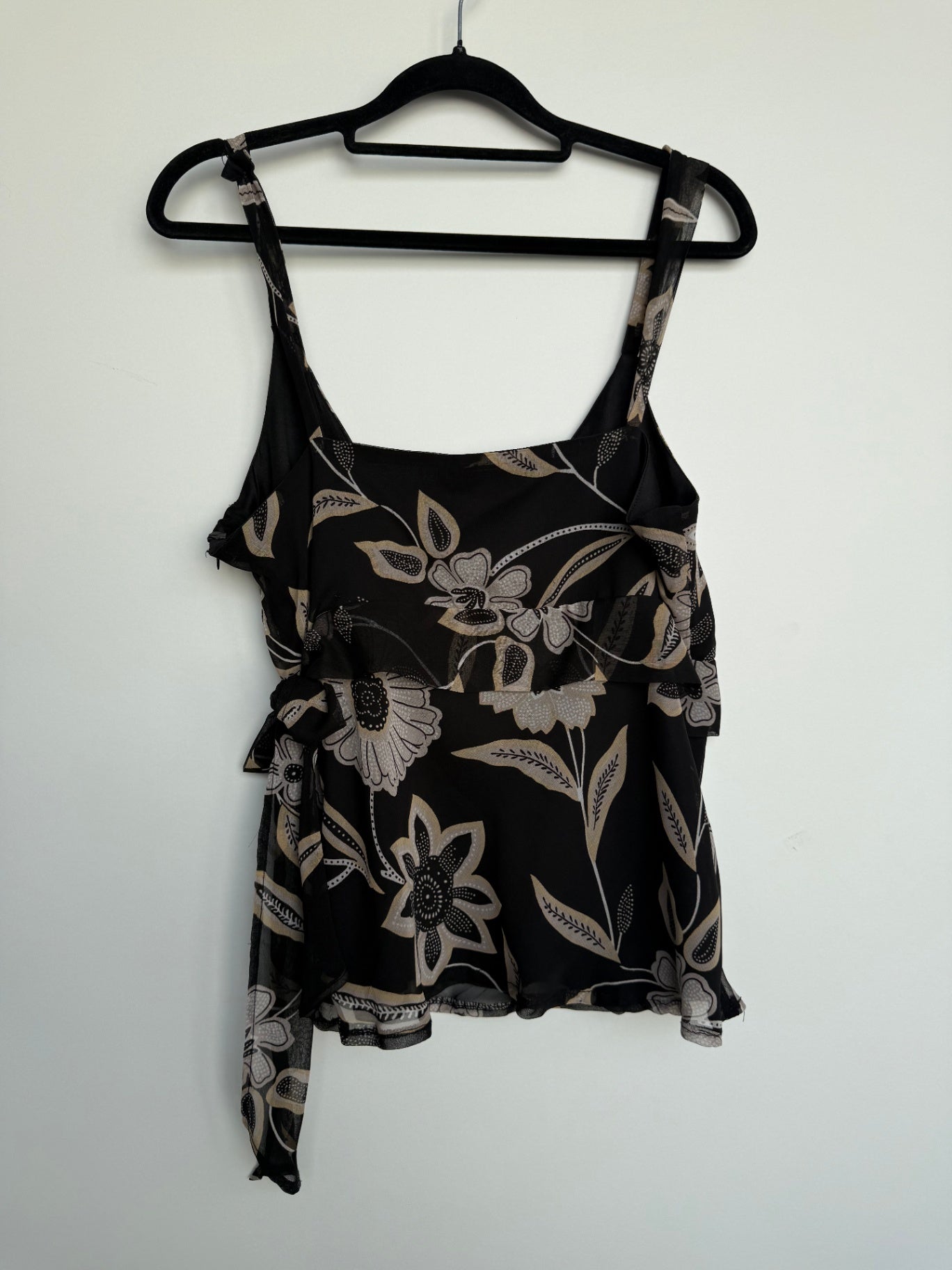 Top 40 Schwarz mit beigen Blumenmuster