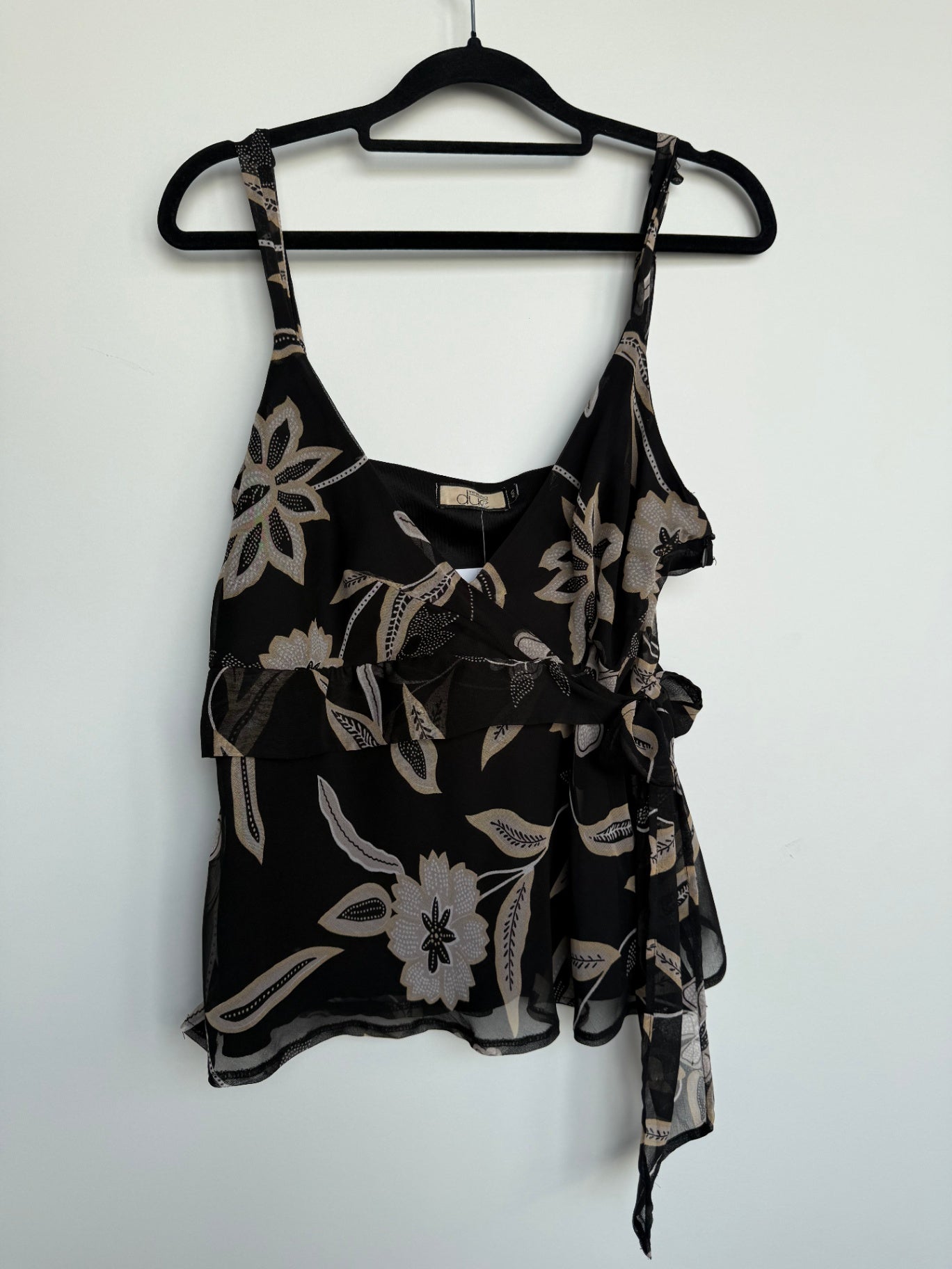 Top 40 Schwarz mit beigen Blumenmuster
