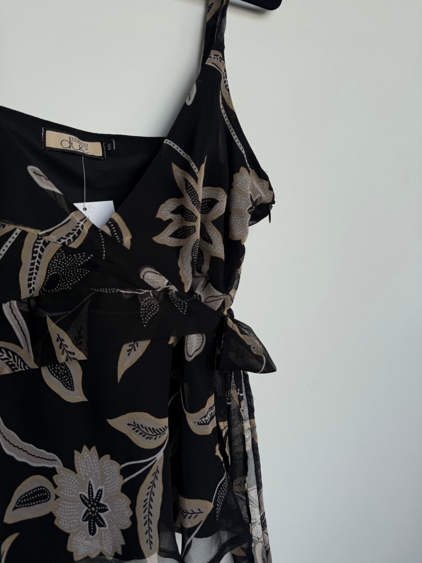 Top 40 Schwarz mit beigen Blumenmuster